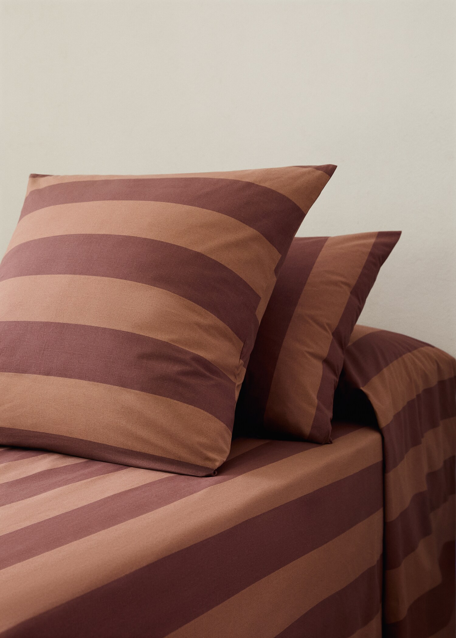 Two cotton percale striped pillowcases 50x75 cm - General plane
