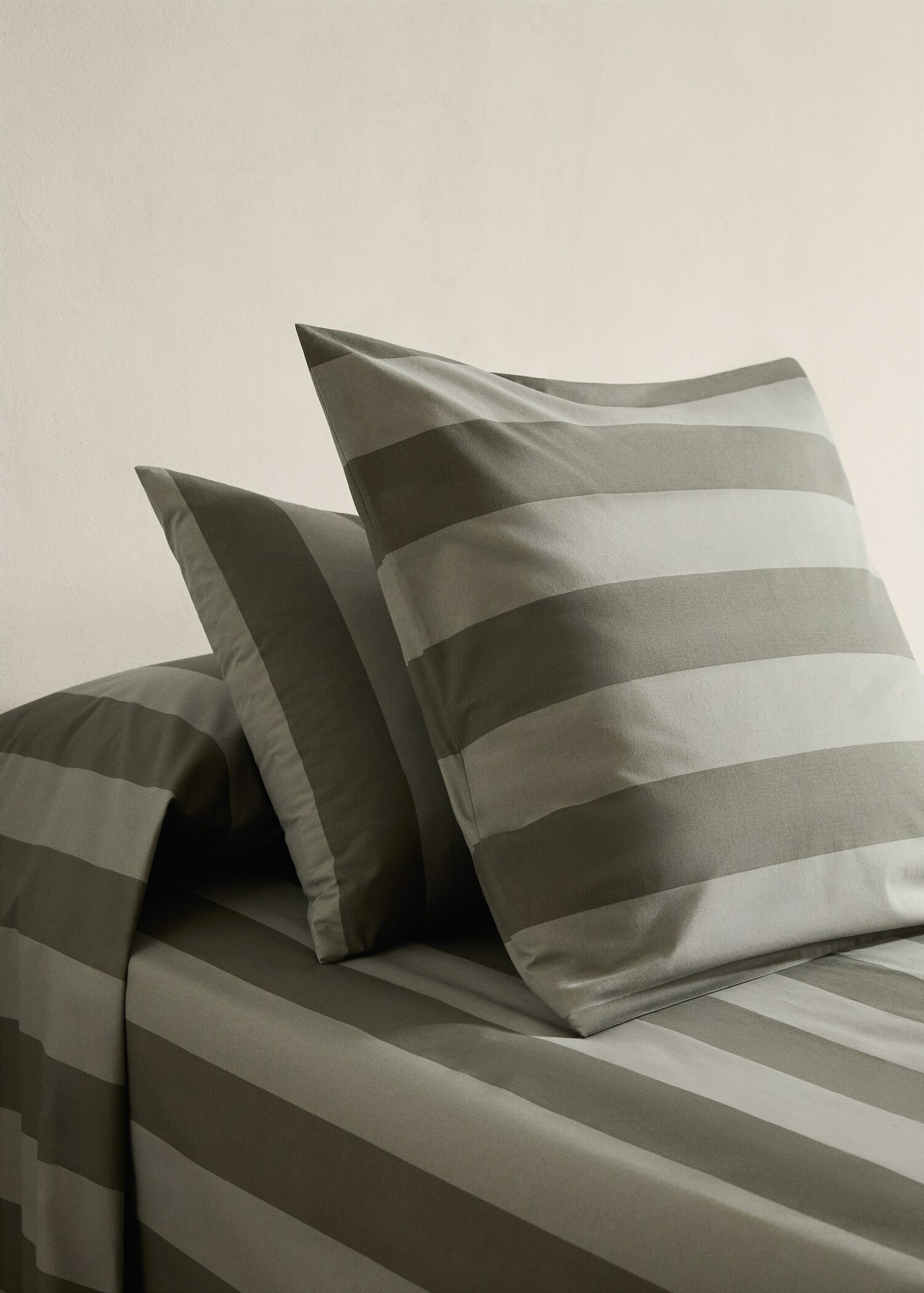 Two cotton percale striped pillowcases 50x75 cm - General plane