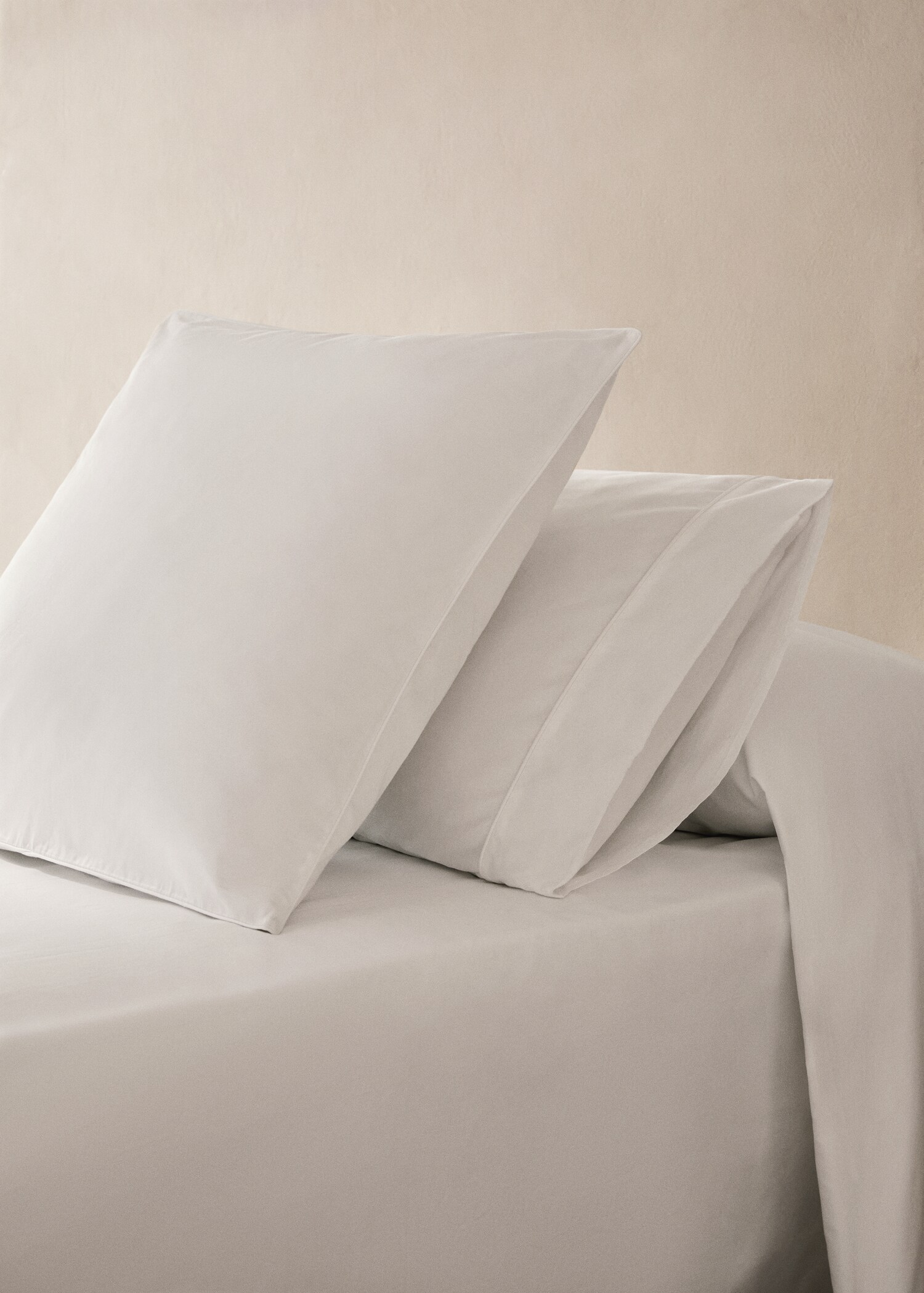 Two 600-thread count cotton satin pillowcases 60x60 cm - General plane