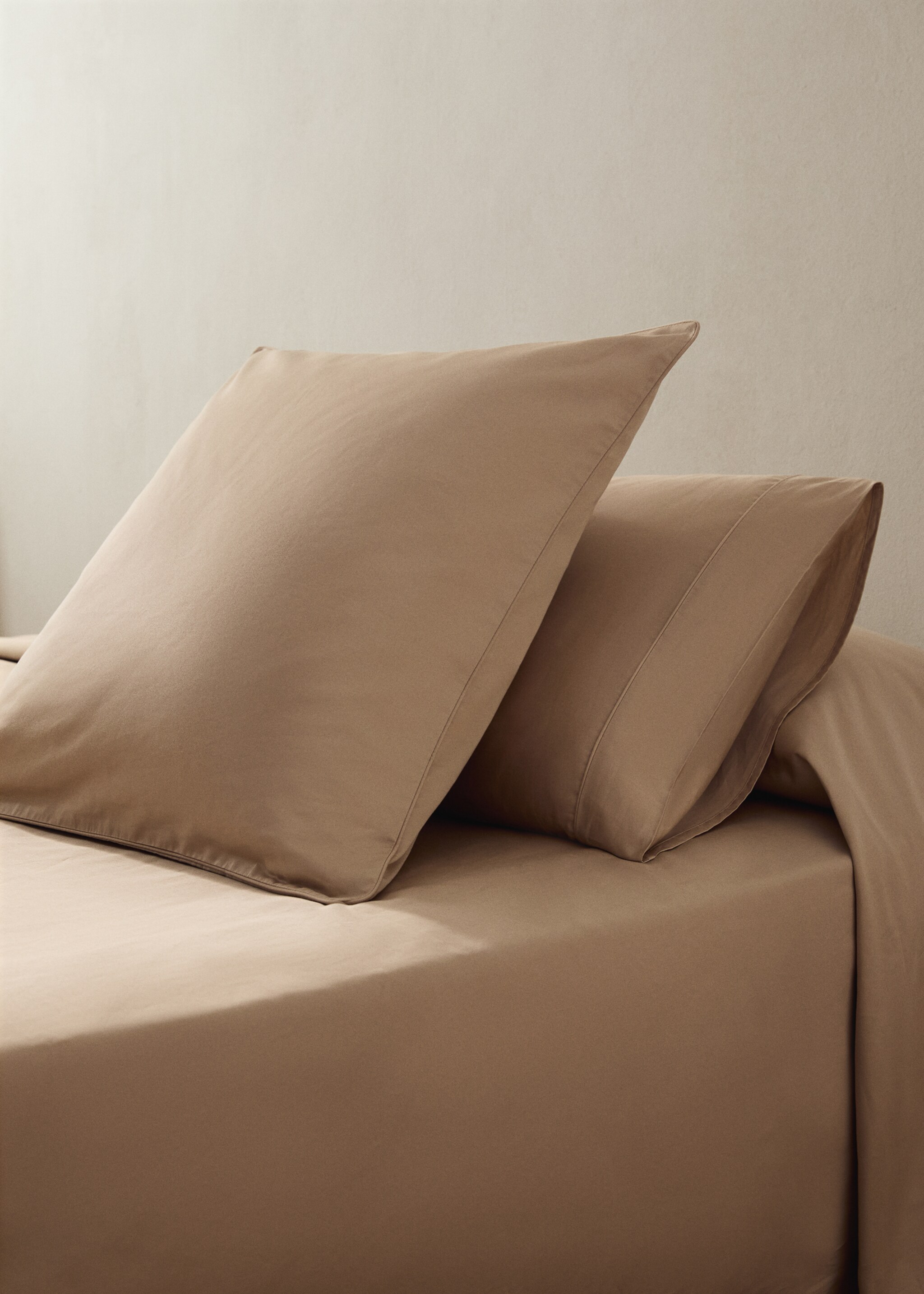 Two 600-thread count cotton satin pillowcases 60x60 cm - General plane, Beige. Ref: 17011584-00.
