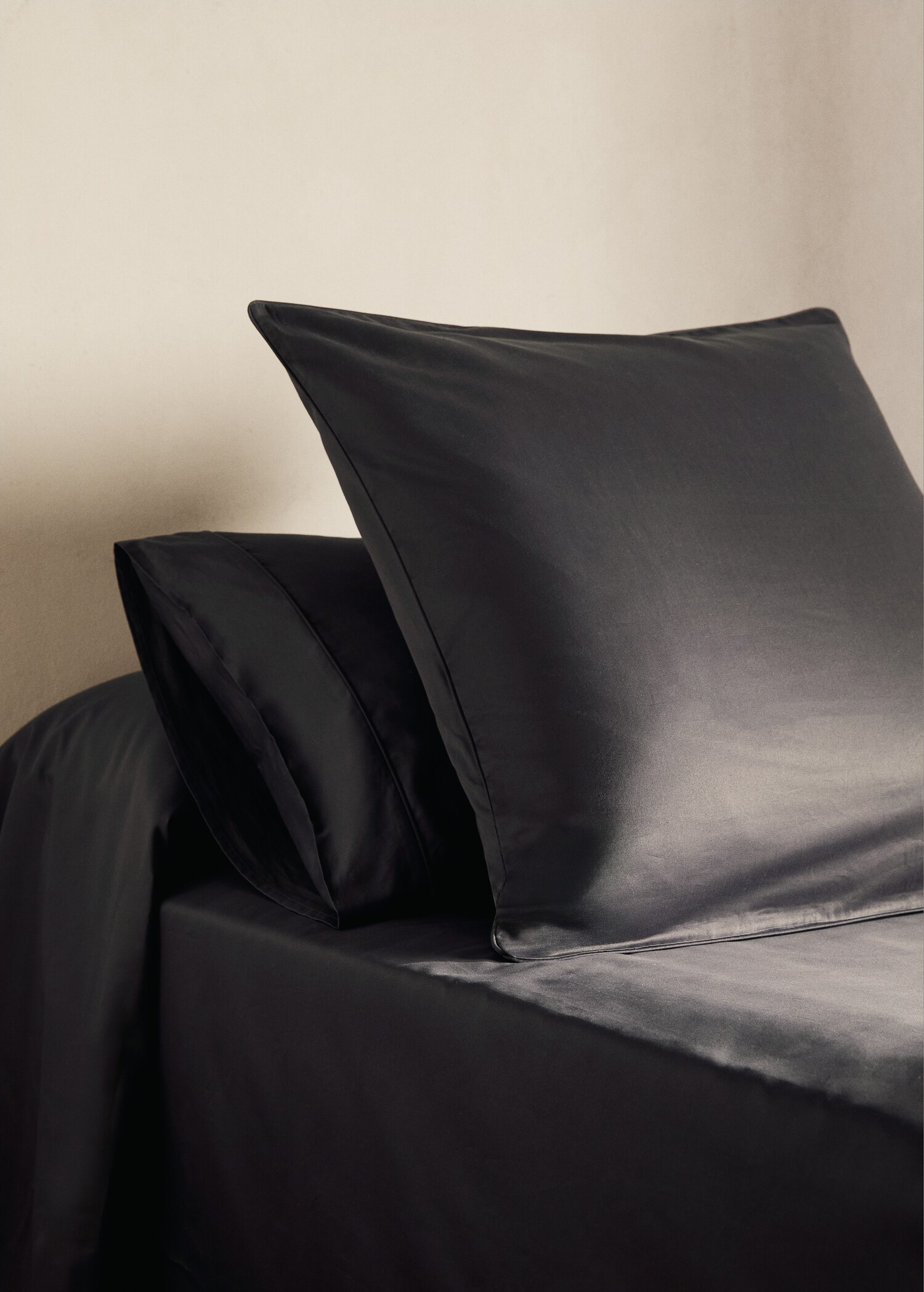 Two 600-thread count cotton satin pillowcases 60x60 cm - General plane