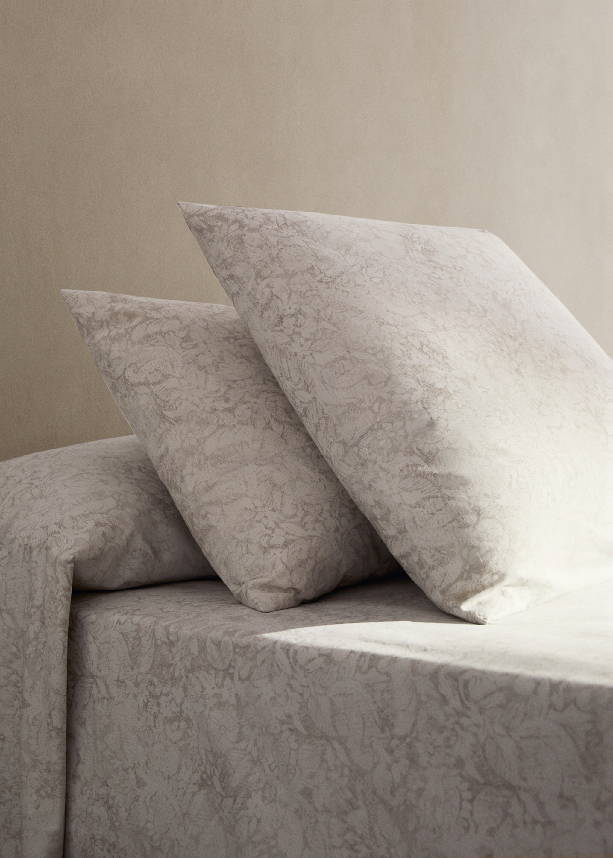 Two cotton percale printed faded flower 60x60 cm pillowcases - General plane, Beige. Ref: 17011587-00.