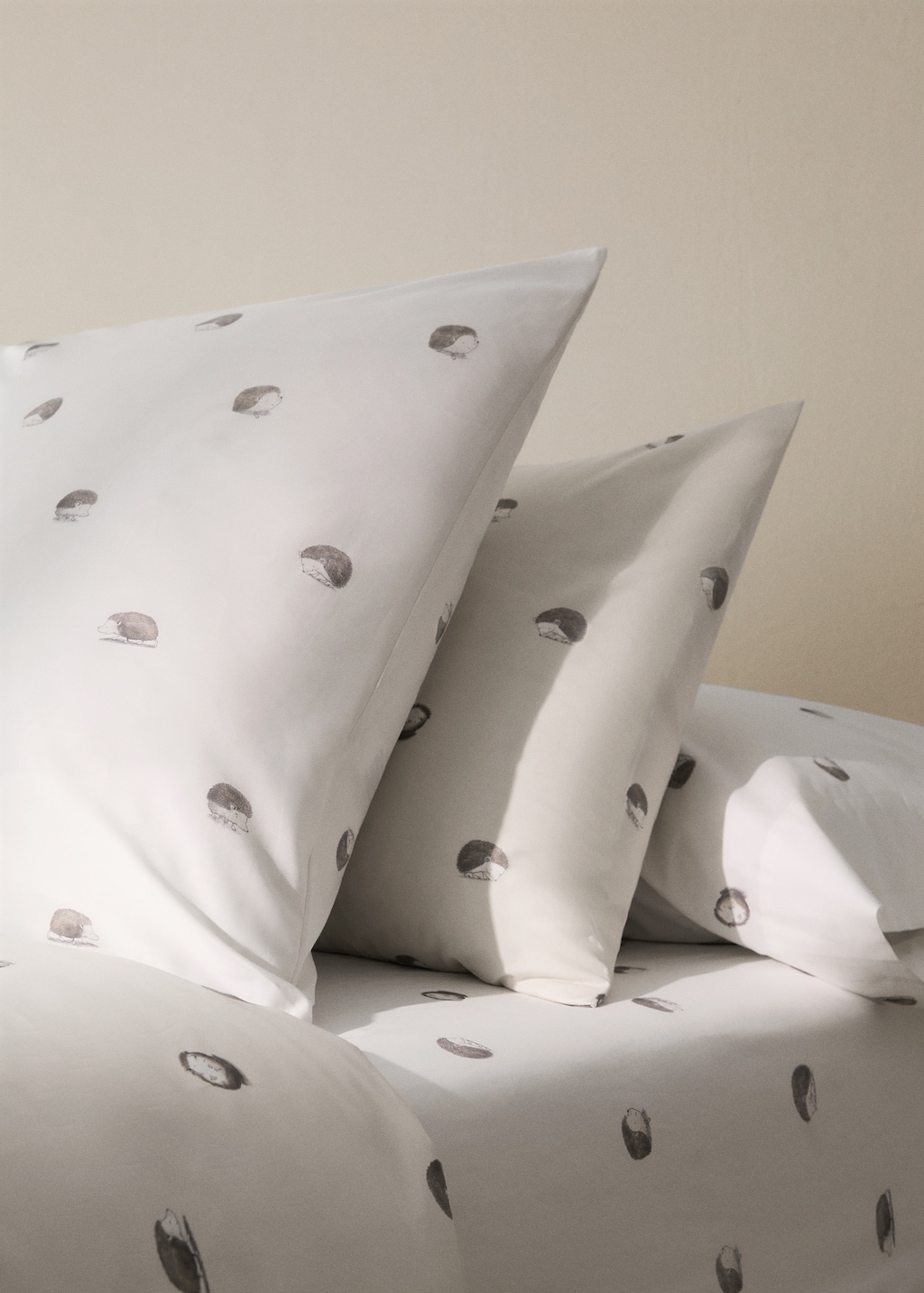 Percale cotton pillowcase with hedgehog print 50x75 cm