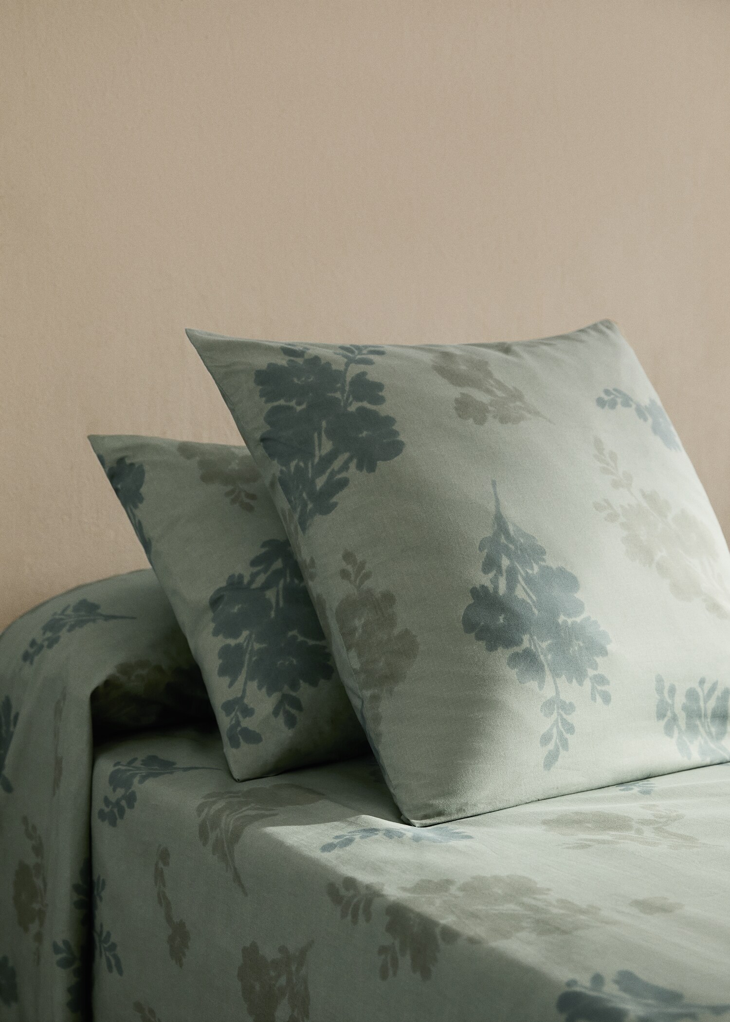 200 thread count cotton percale pillowcase with faded floral pattern 45x110 cm - General plane