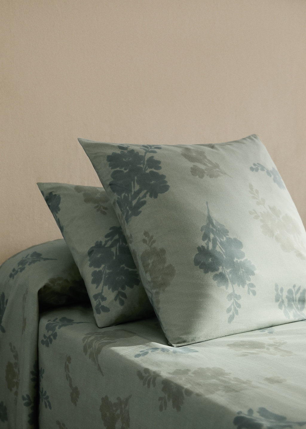 200-thread count percale cotton pillowcase with blurred floral print 60x60 cm