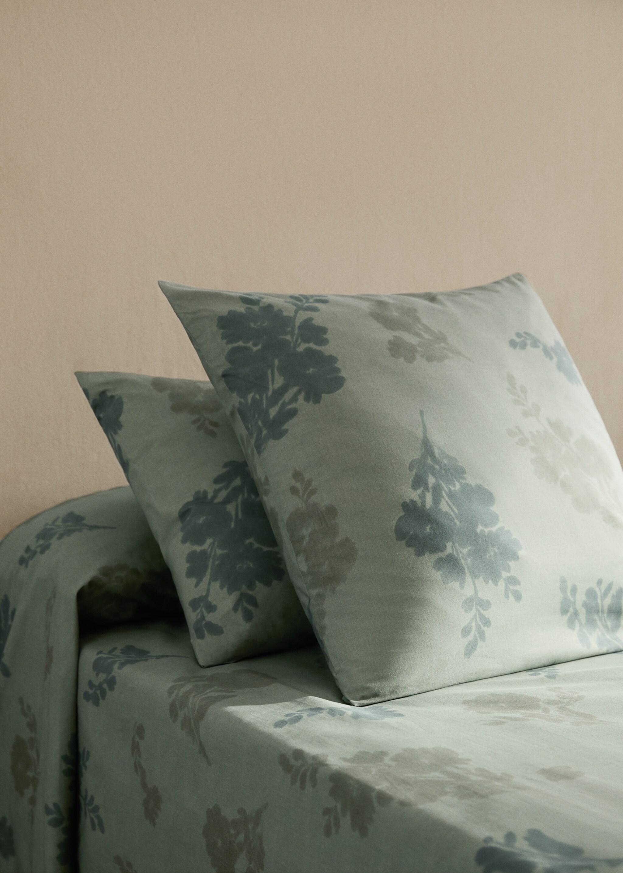 200 thread count cotton percale pillowcase with faded floral pattern 60x60 cm - General plane, Aqua Green. Ref: 17011613-00.