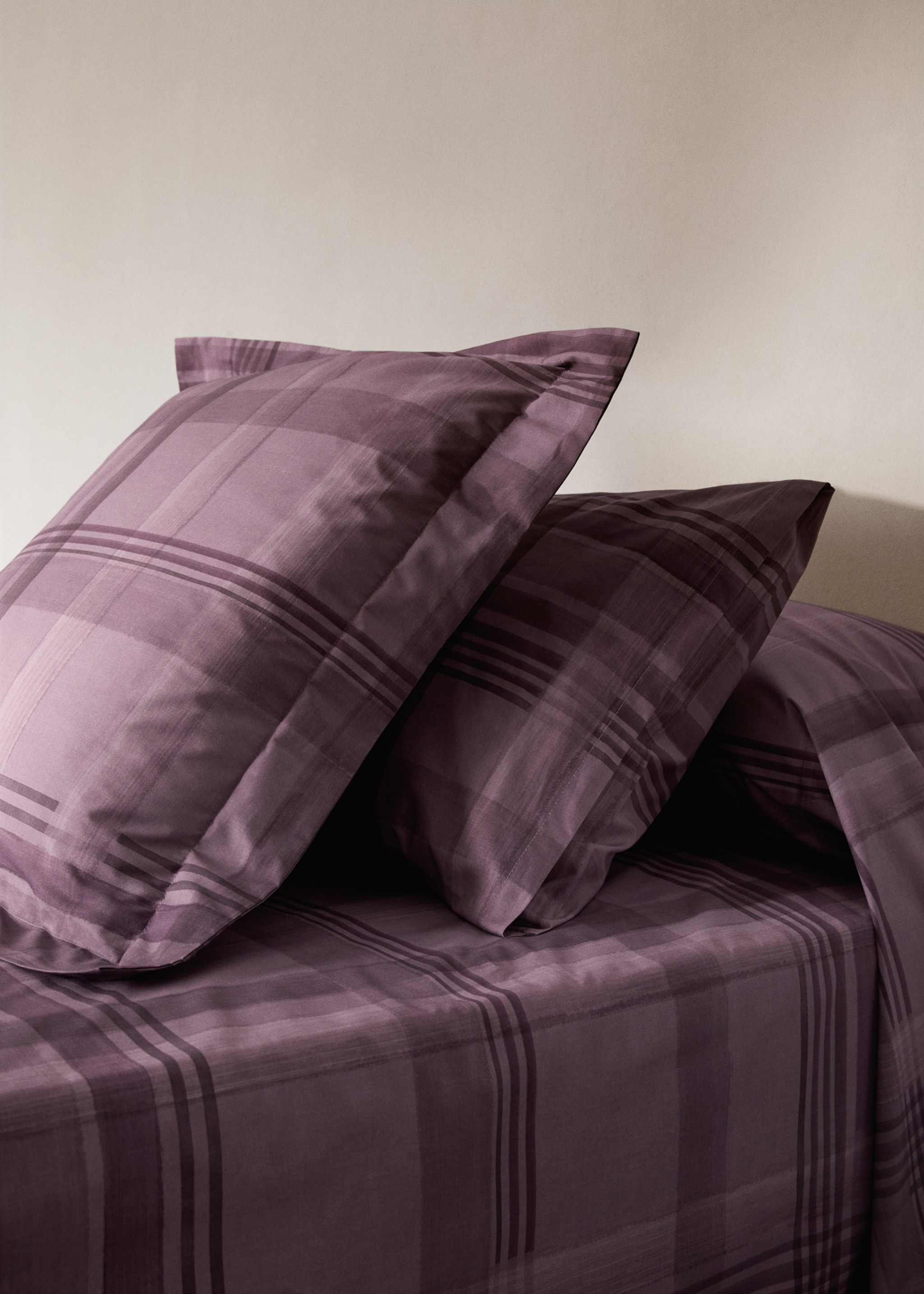 Kussensloop van perkalkatoen met geruite aquarelprint, bed  50x75 cm - Overzichtstekening, Pruim. Ref: 17011634-00.