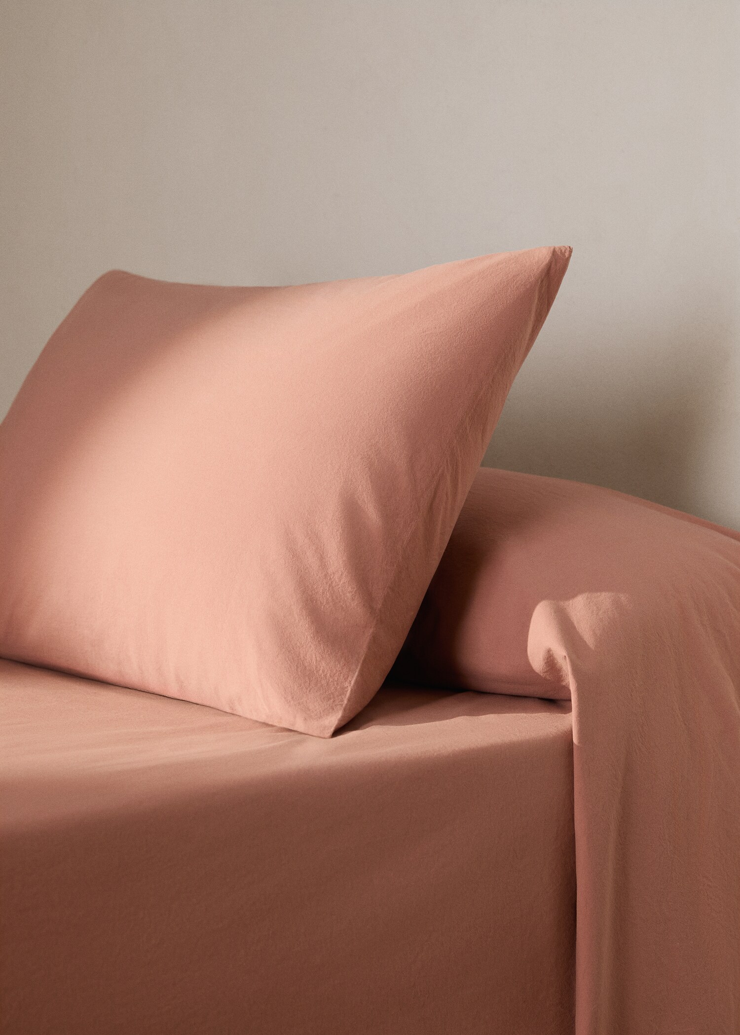 Two washed cotton pillowcases with ties 50x75 cm - General plane