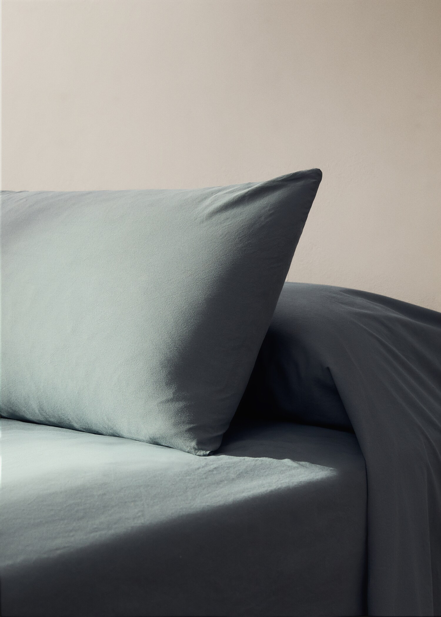 Two washed cotton pillowcases with ties 50x75 cm - General plane