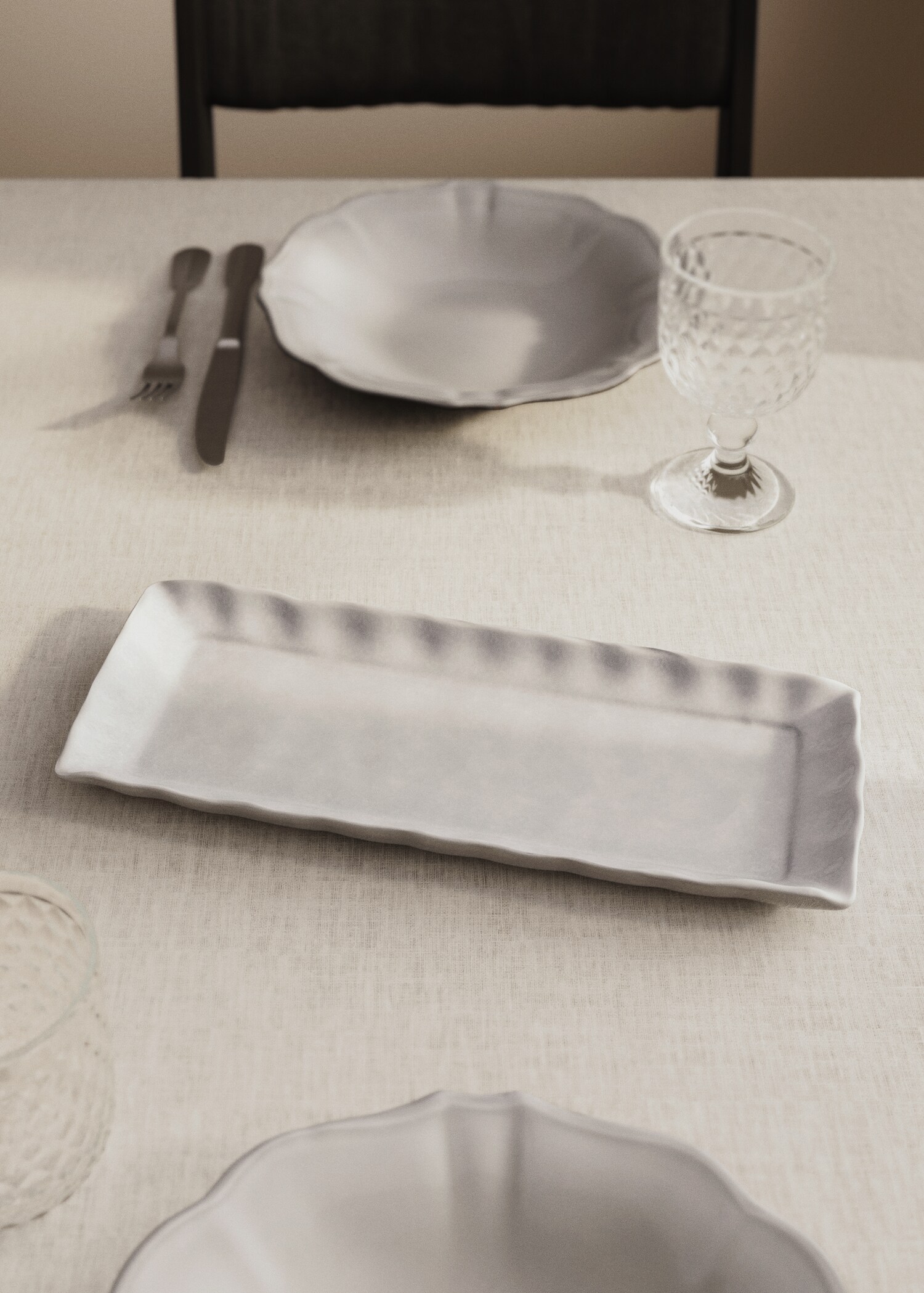 Earthenware tray with corrugated finish - General plane