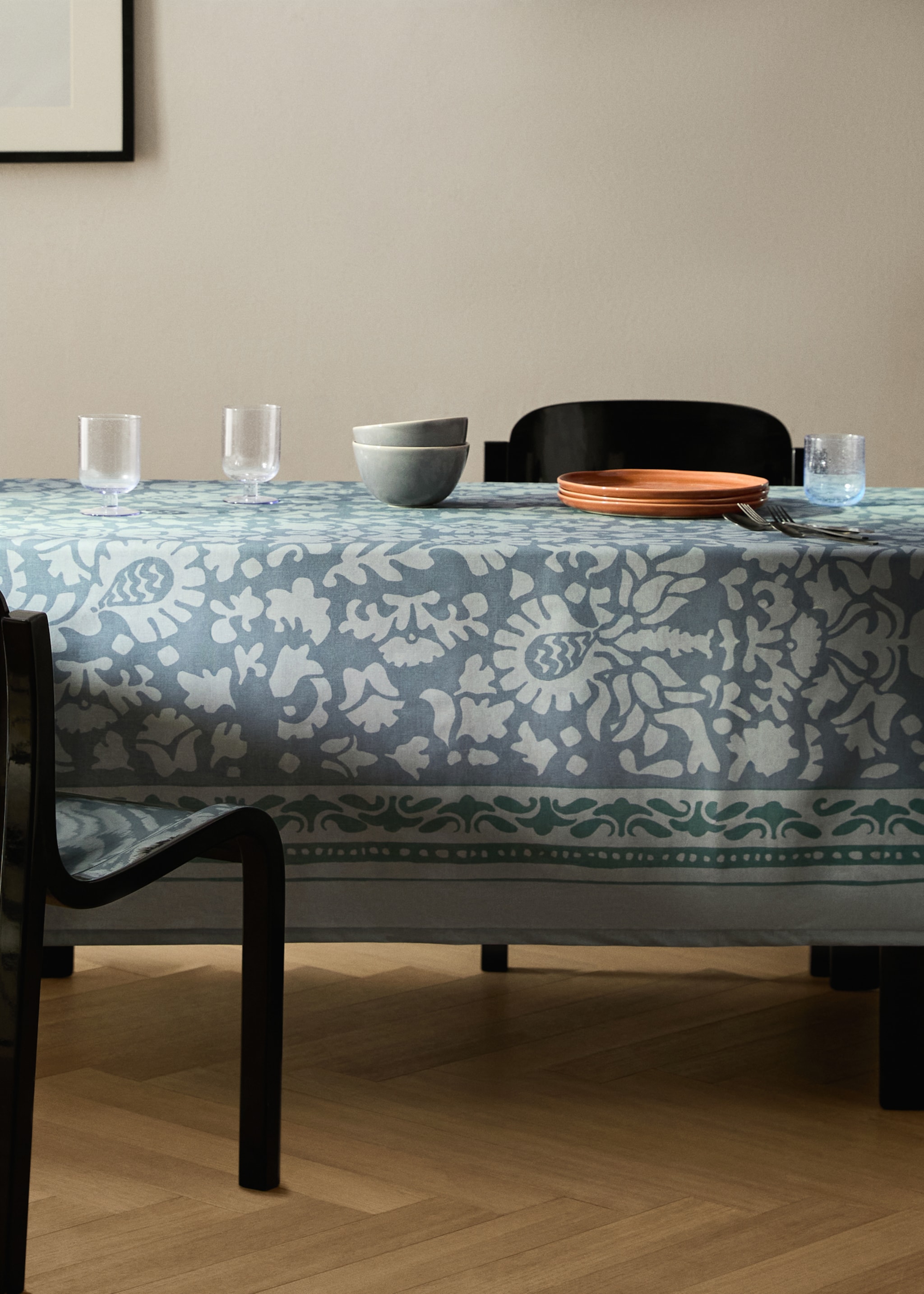 Nappe en toile imprimée pour 8 à 10 convives - Plan général, Bleu encre. Ref: 17013329-00.