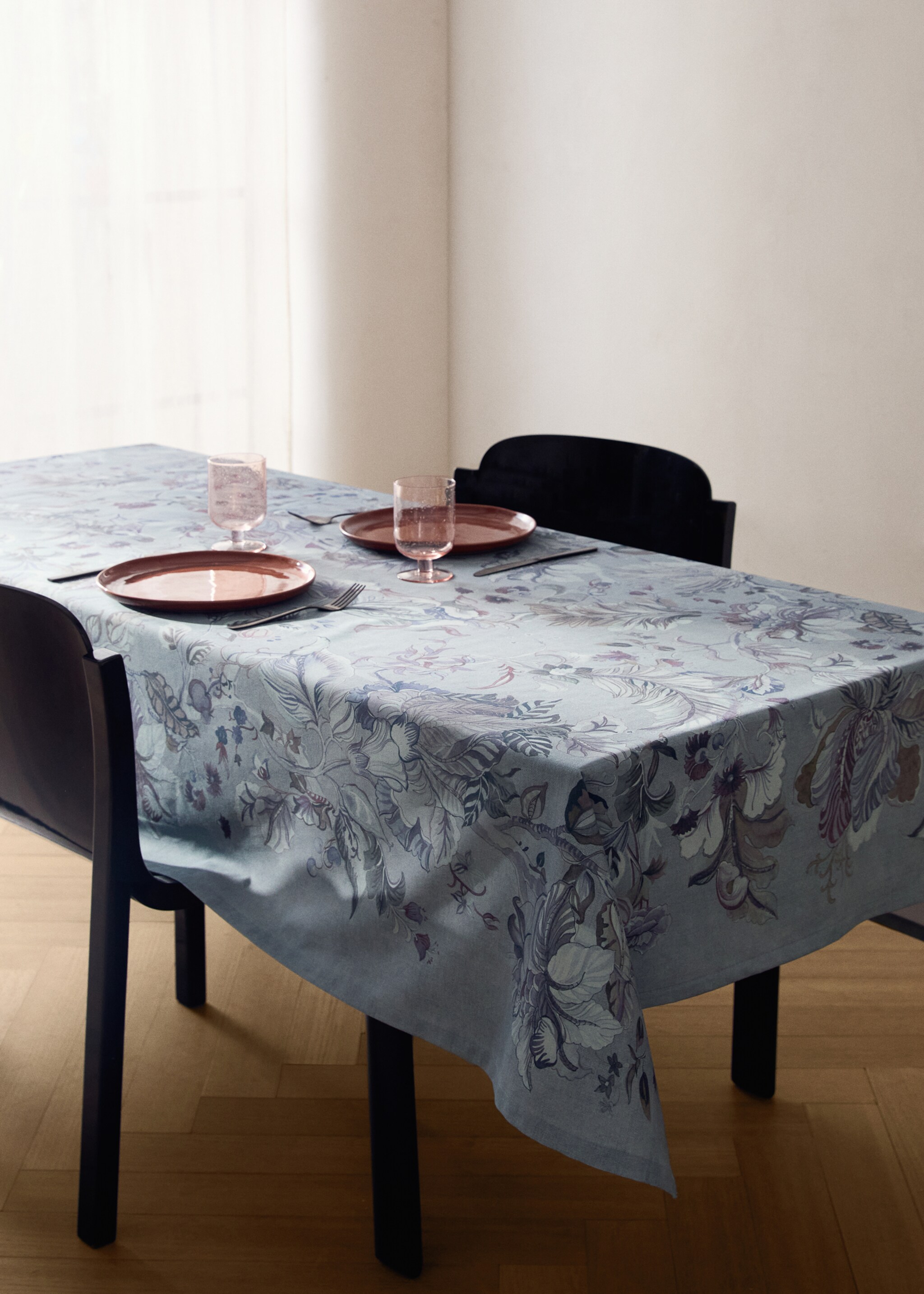 Floral cotton tablecloth for 6 to 8 guests - General plane, Ink Blue. Ref: 17013330-00.