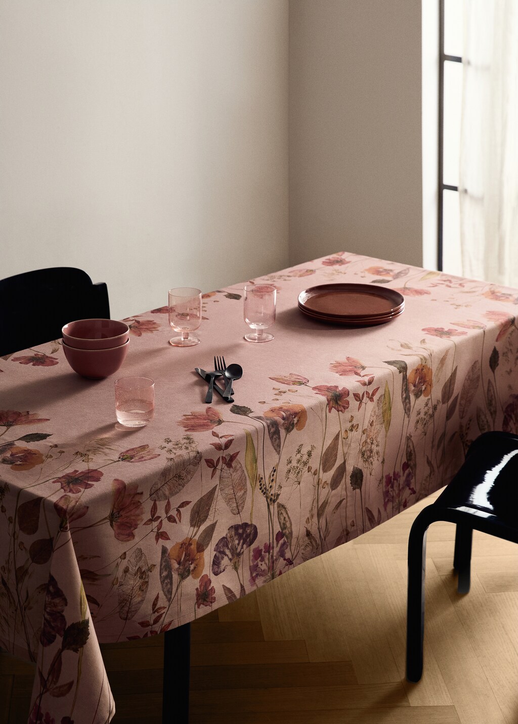 Cotton linen floral-print tablecloth for 6 to 8 diners