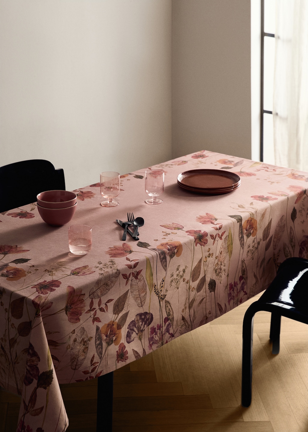 Cotton linen floral-print tablecloth for 6 to 8 diners