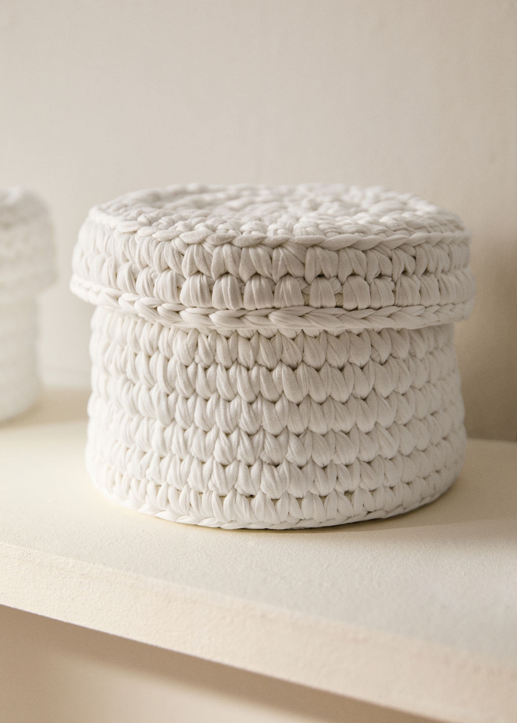 round basket with lid