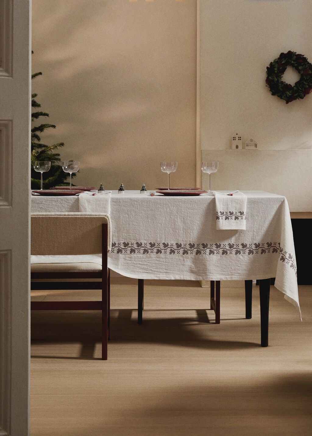 Ramie cotton tablecloth with embroidered details for to diners