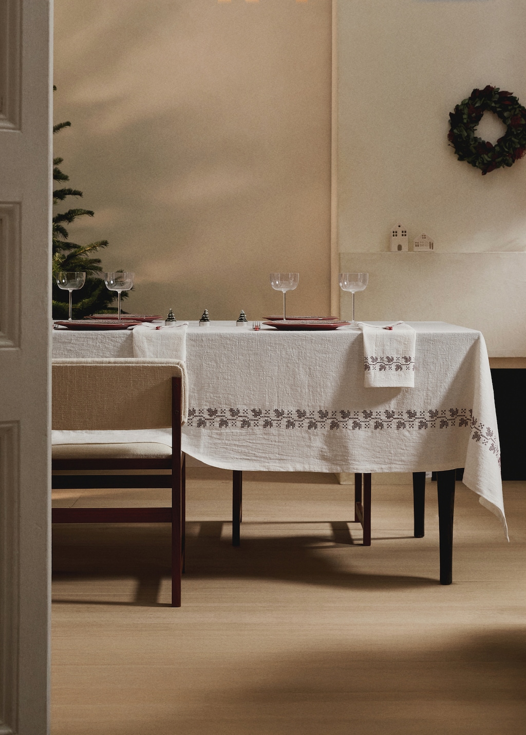 Ramie cotton tablecloth with embroidered details for to diners