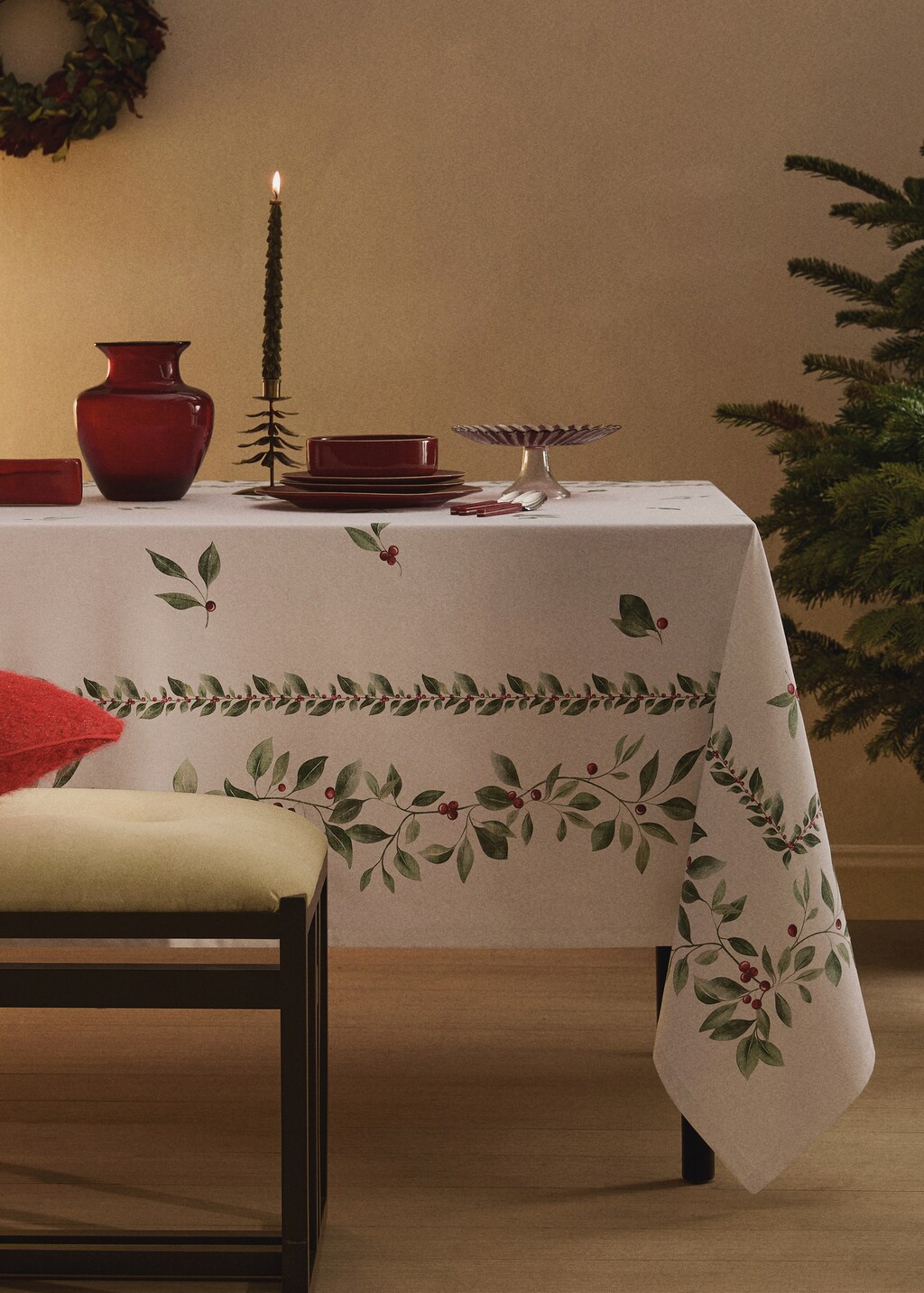 Holly-print cotton tablecloth for 6 to 8 diners