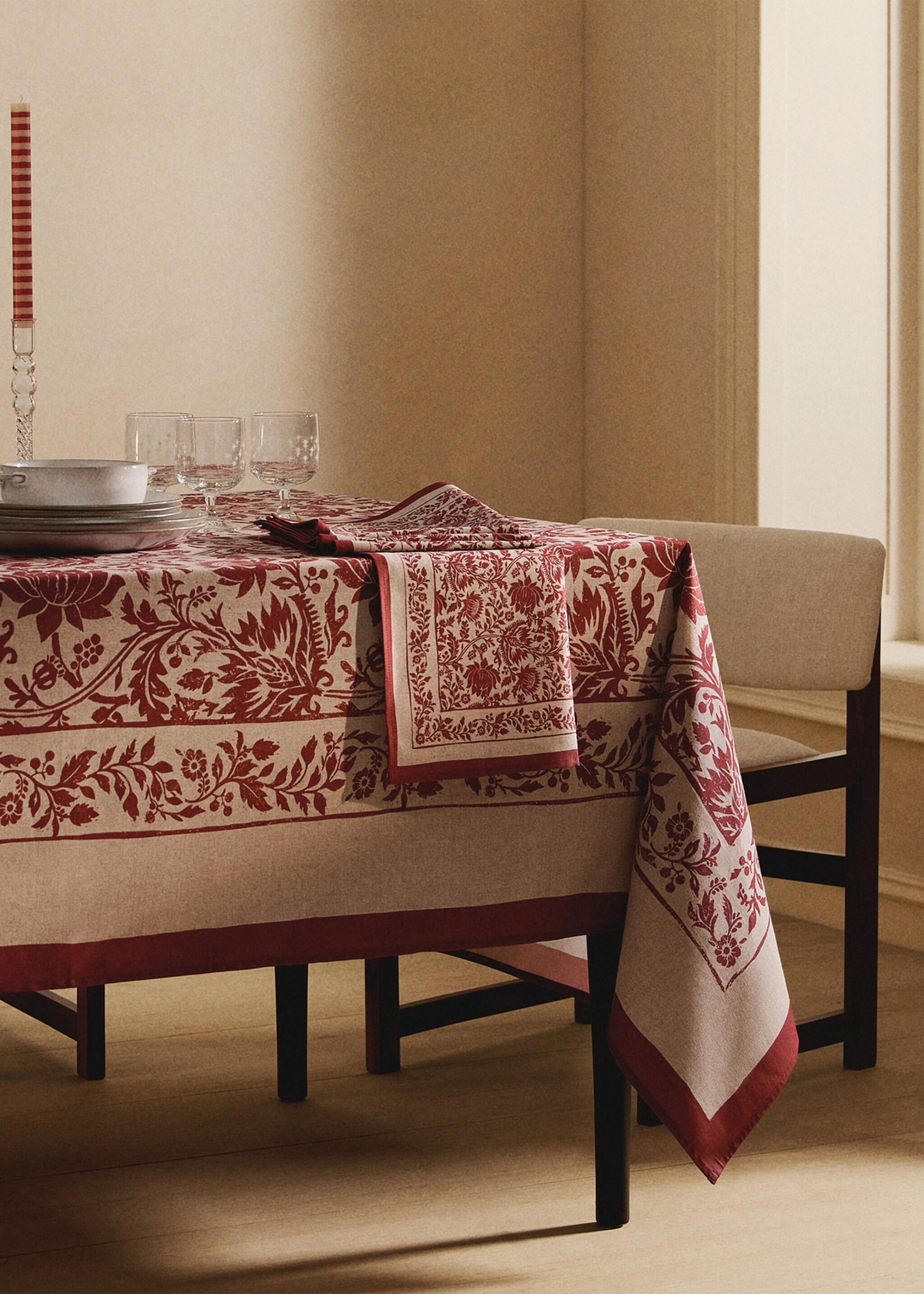 Cotton twill tablecloth for 6 to 8 diners - General plane, Red. Ref: 17017799-00.