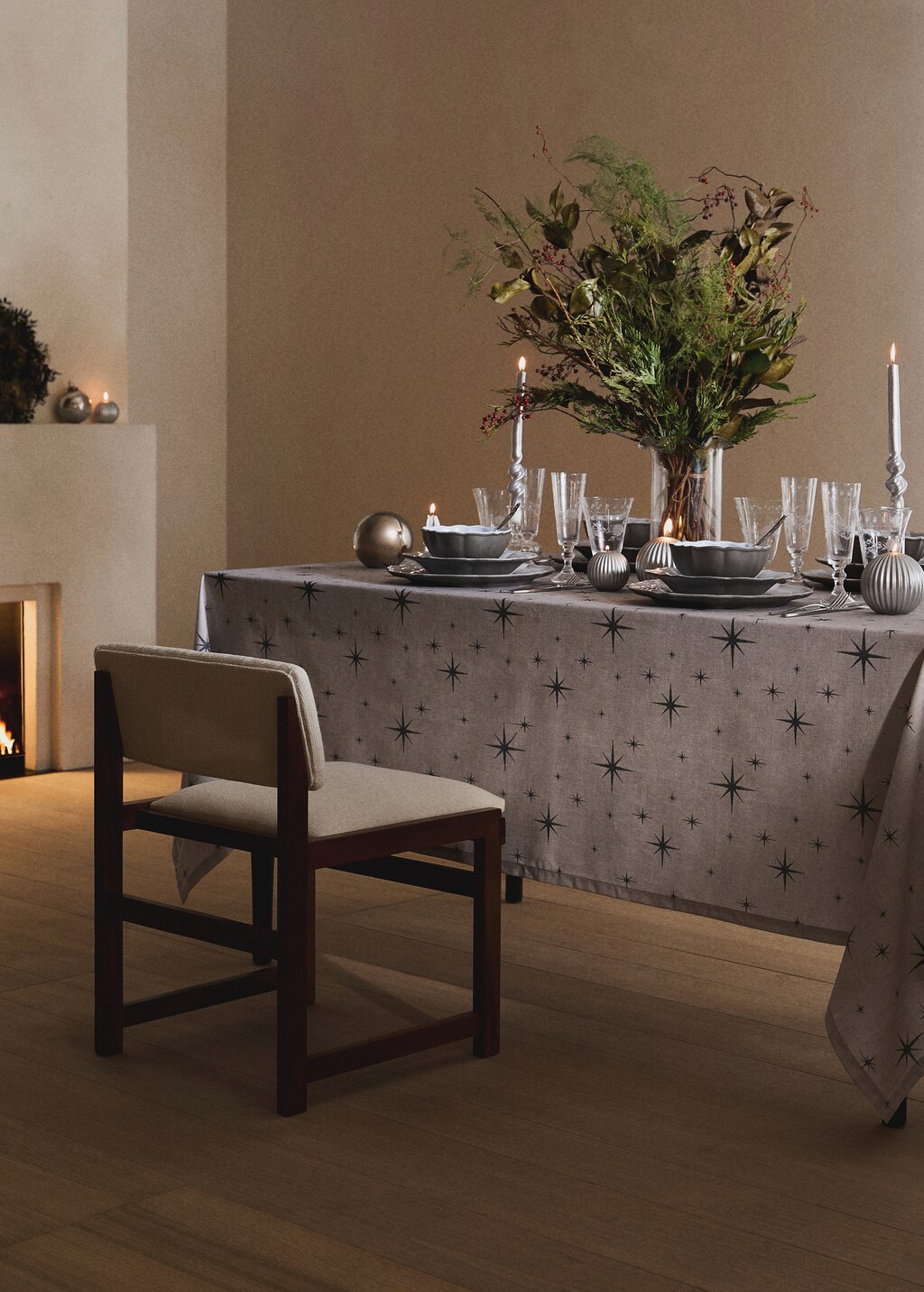 Star-print cotton tablecloth for 8 to 10 diners