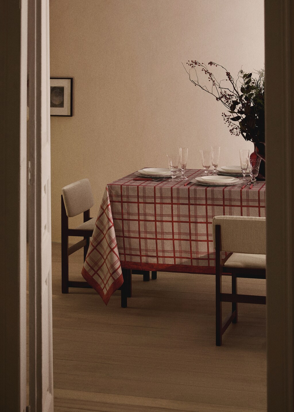 Resin-coated striped tablecloth for 8 to 10 diners