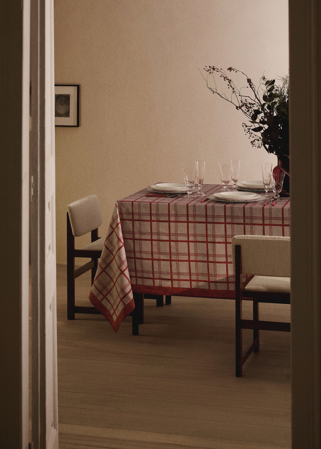 Resin-coated striped tablecloth for 8 to 10 diners