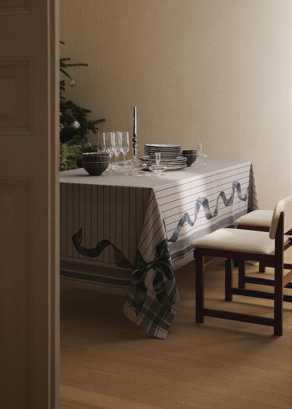 Cotton tablecloth with bow pattern for 6 to 8 diners