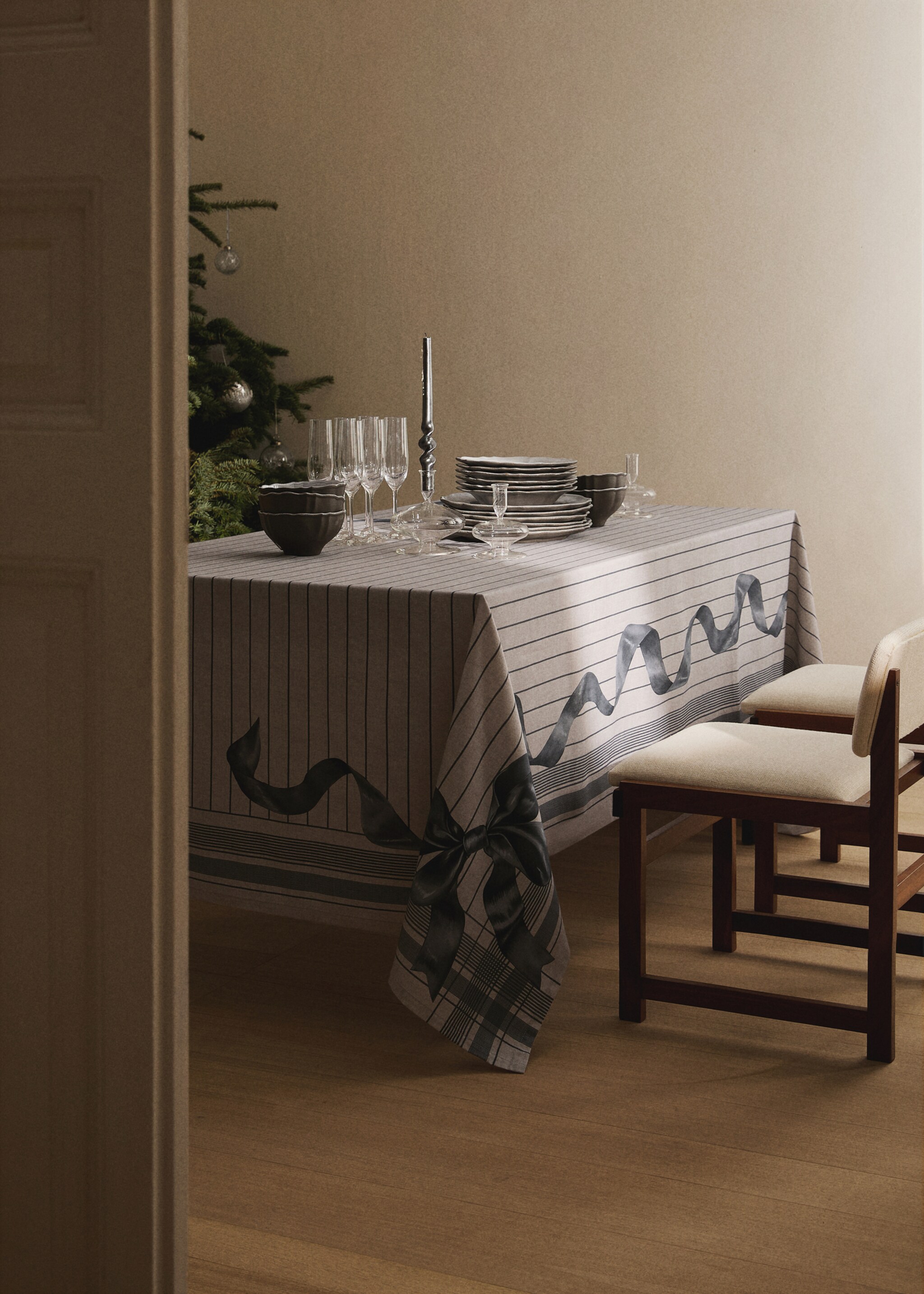 Cotton tablecloth with bow pattern for 8 to 10 diners - General plane, Ecru. Ref: 17017808-00.