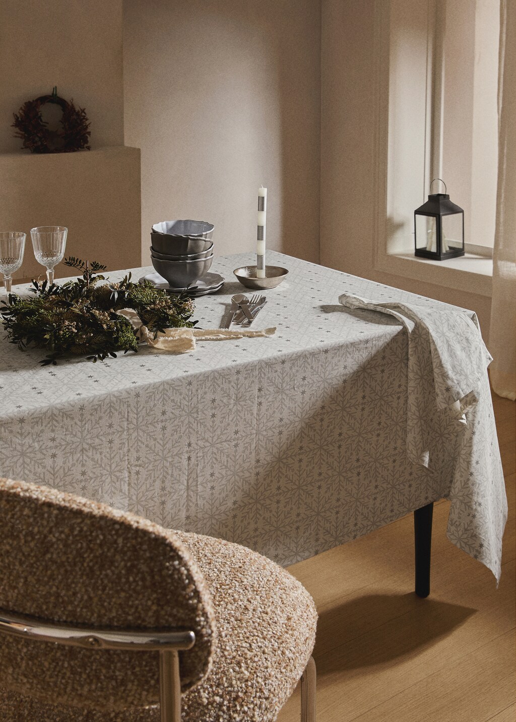 Tablecloth with Christmas snowflake printed motif for 6 to 8 diners