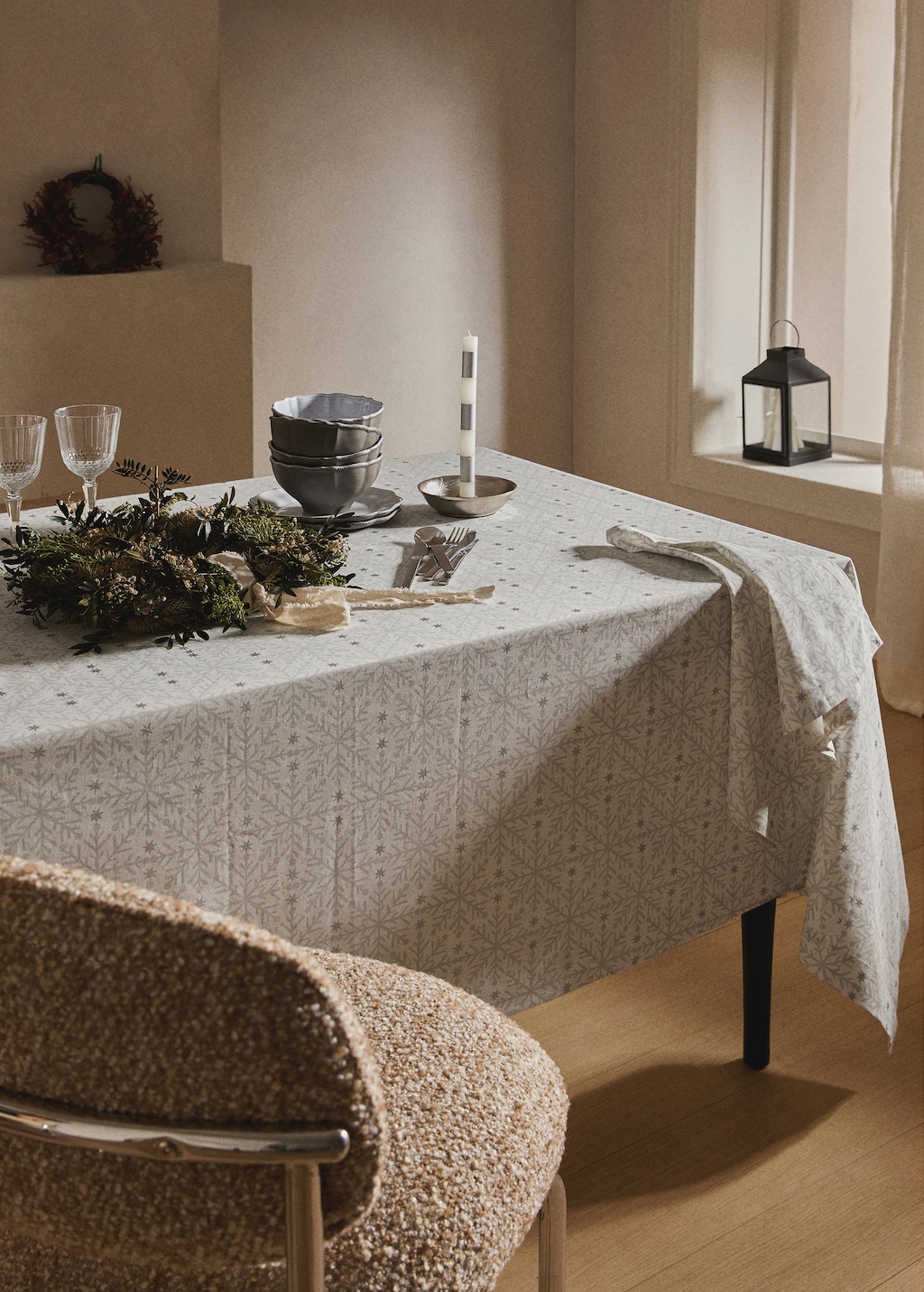 Tablecloth with Christmas snowflake printed motif for 6 to 8 diners