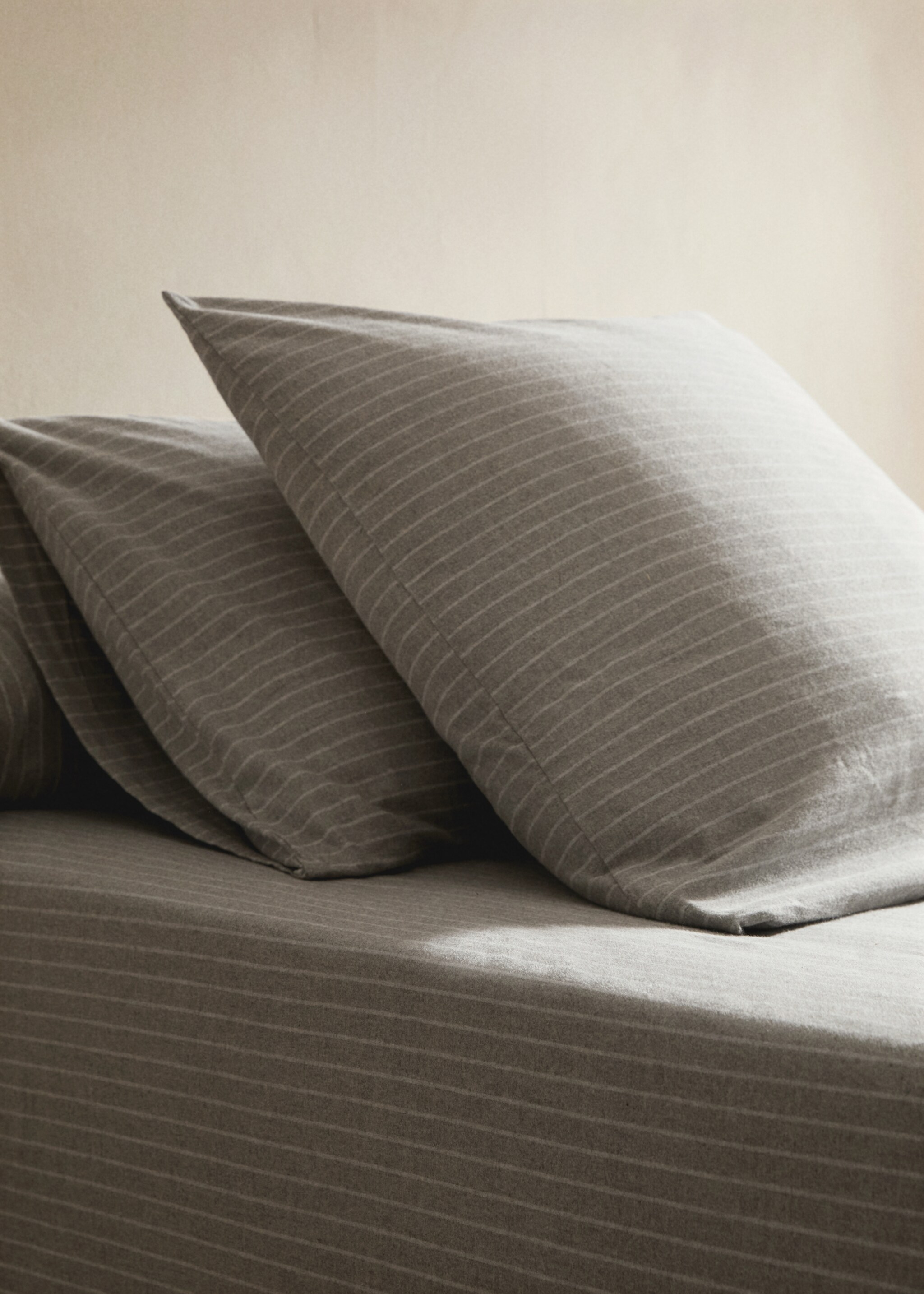Melange cotton flannel pillowcase with fine-striped yarn 50x75cm - General plane, Grey. Ref: 17018282-00.