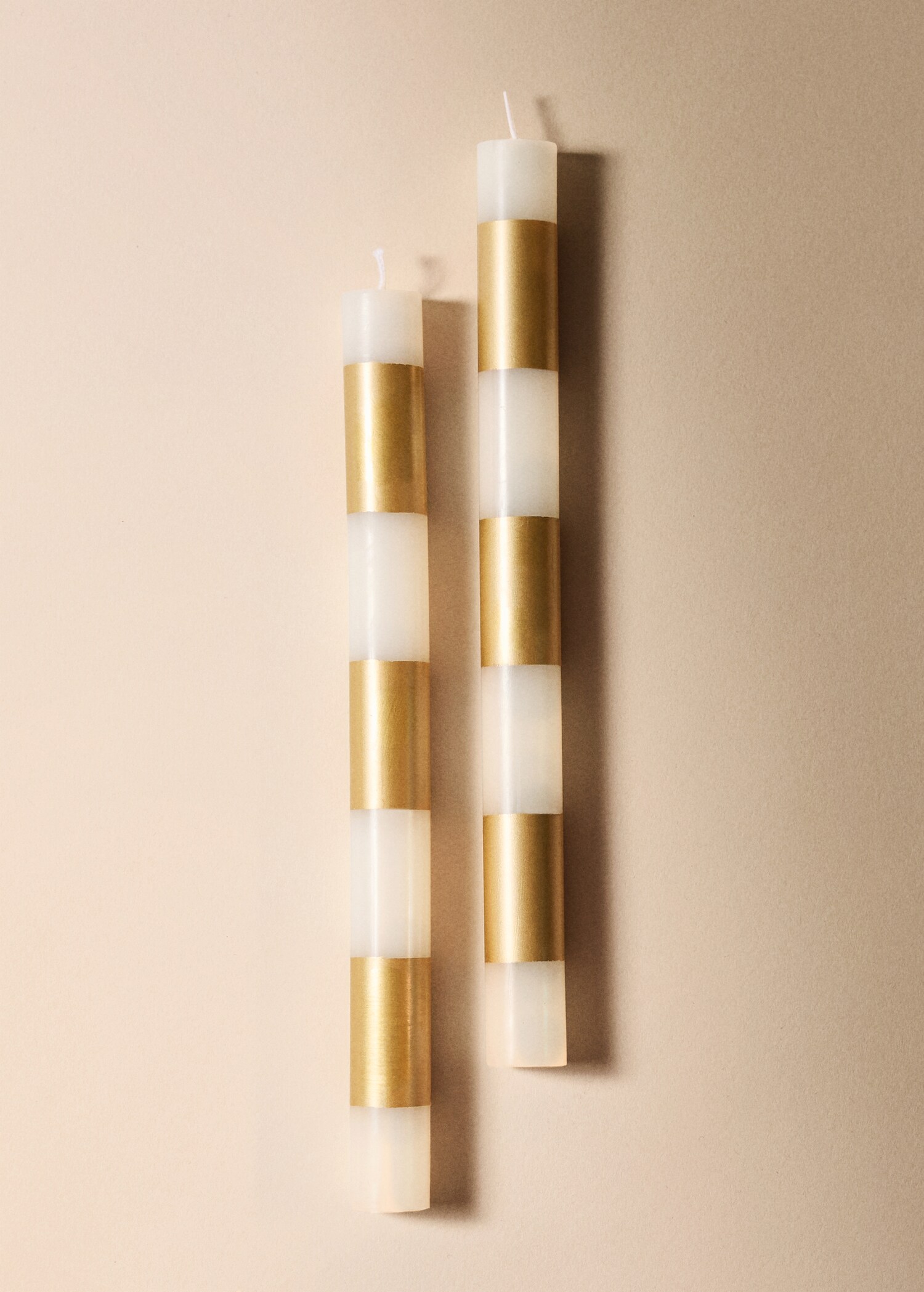 Decorative candles with alternating stripes - General plane
