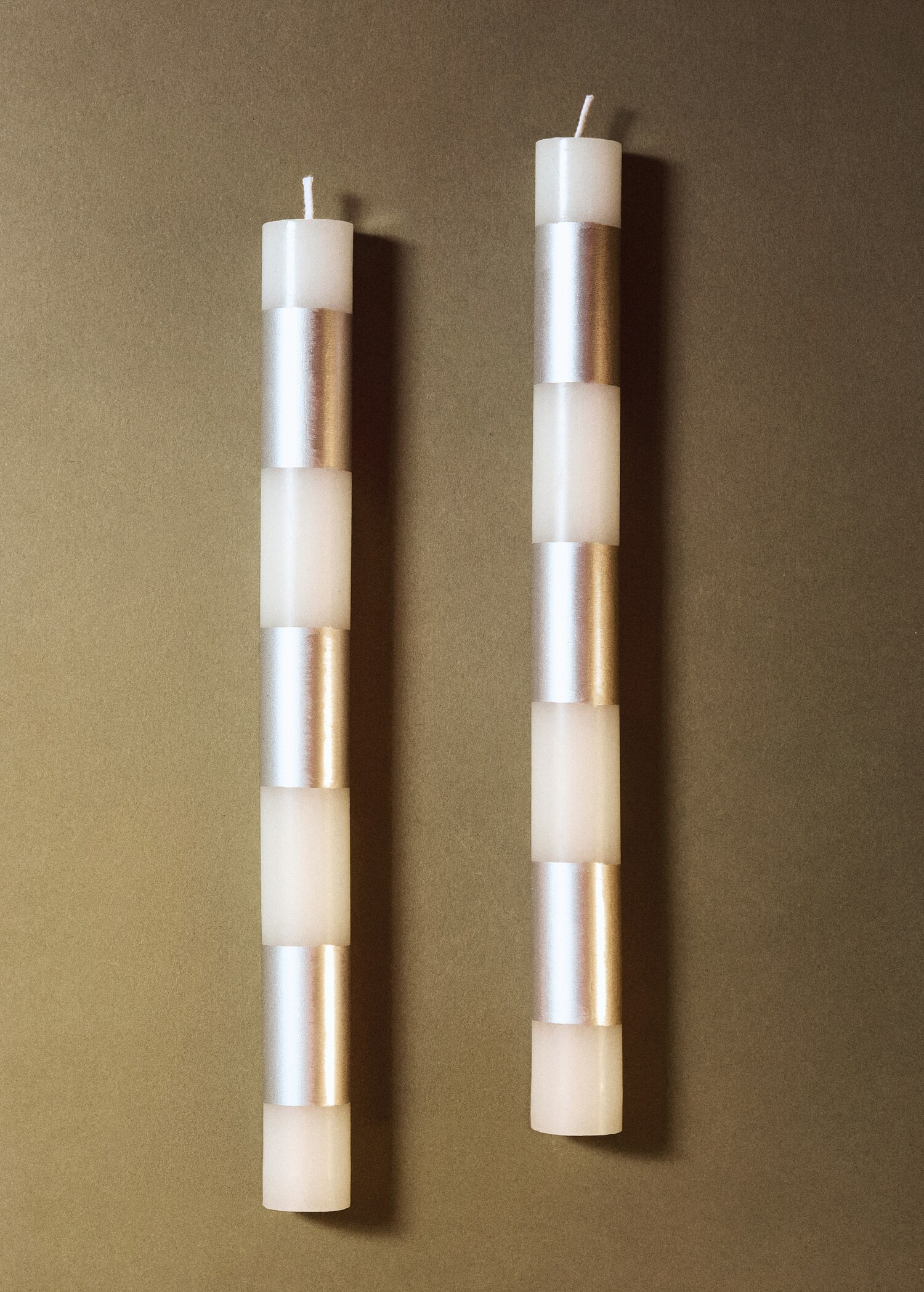 Decorative candles with alternating stripes - General plane