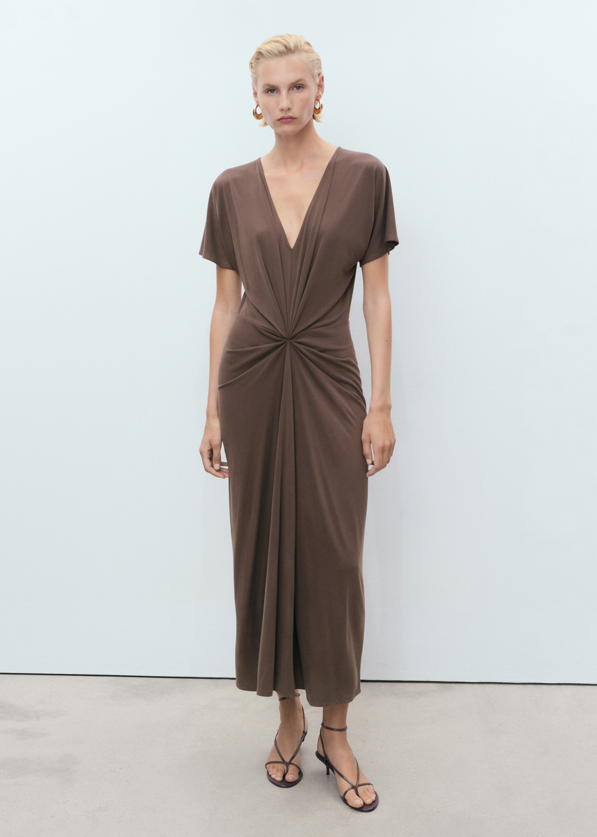 V-neck dress with gathered neckline - General plane