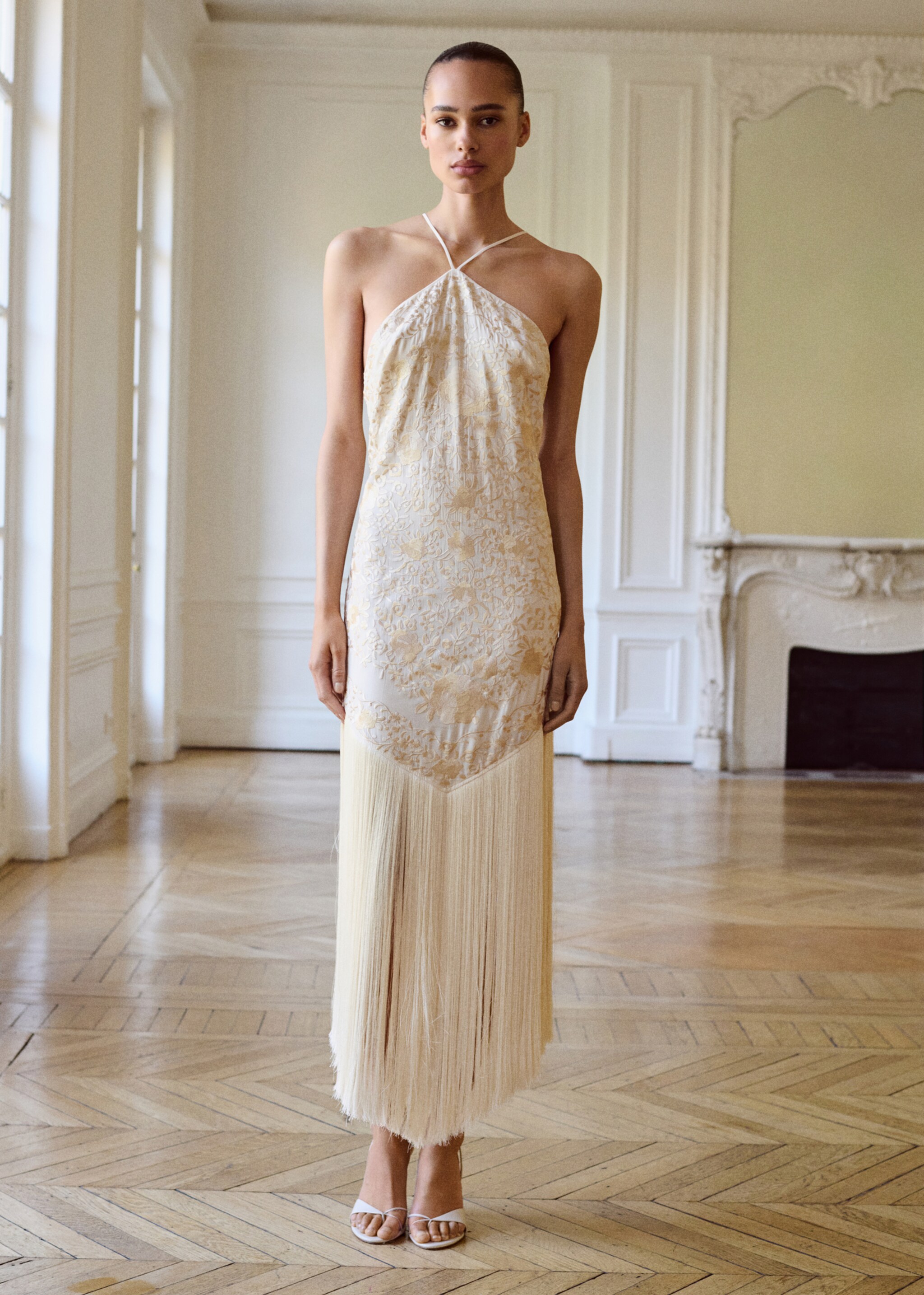 Vestido bordado às flores com pormenor de franjas - Plano geral