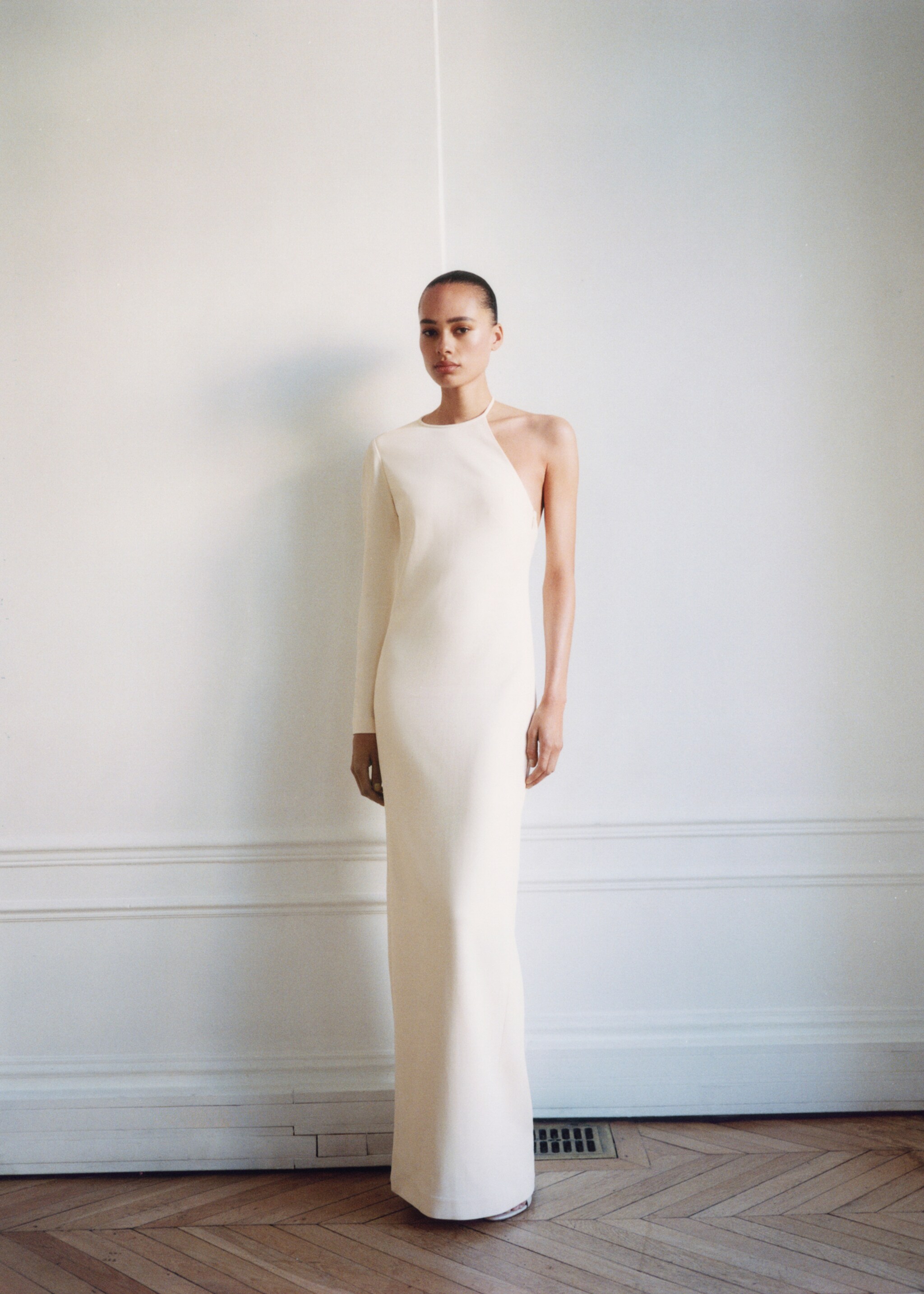 Asymmetrical open-back dress - General plane