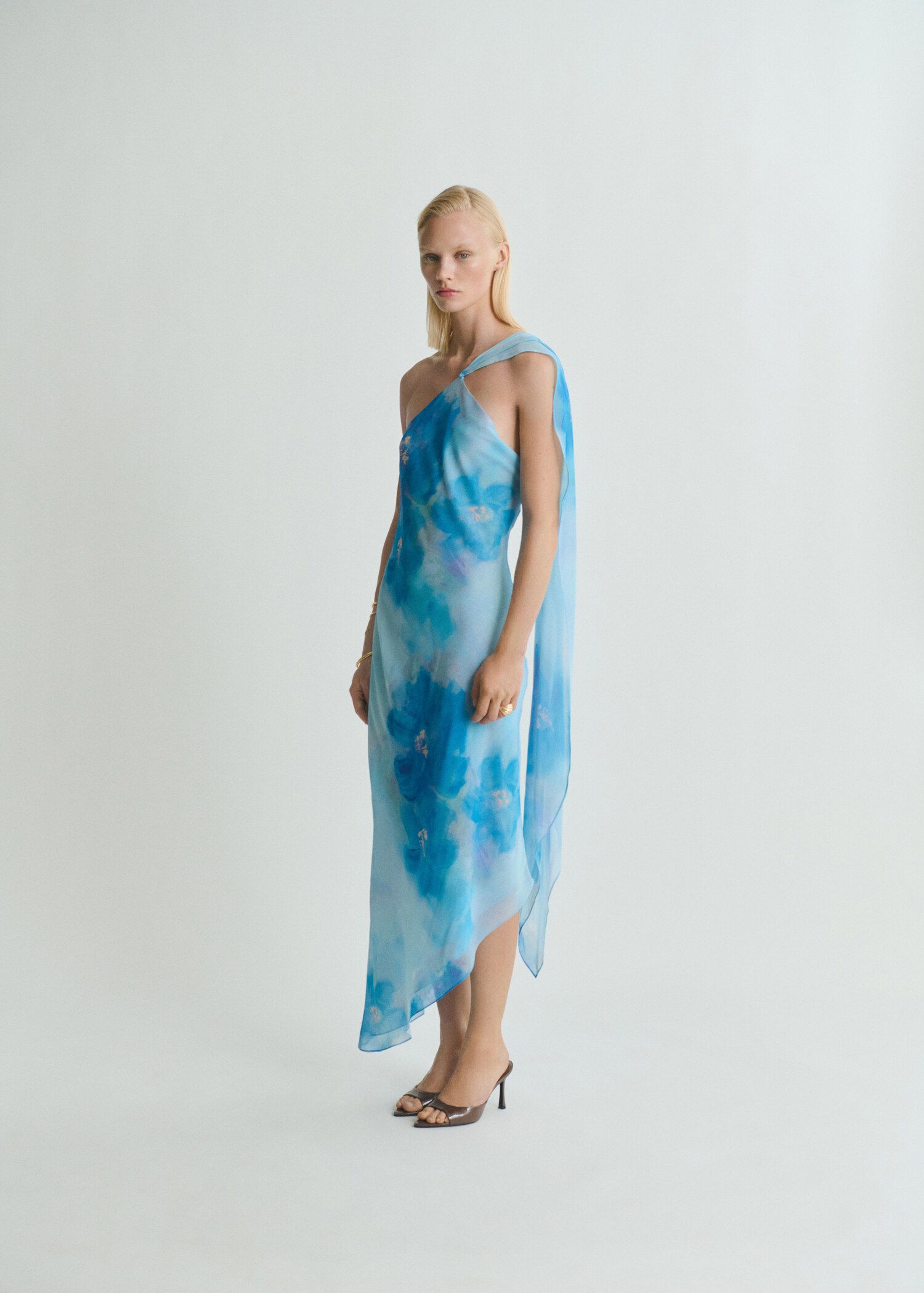 Vestido asimétrico floral fular - Plano general