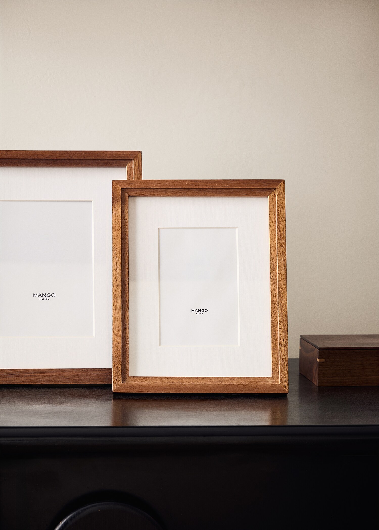 Small wooden passe-partout frame with relief - General plane