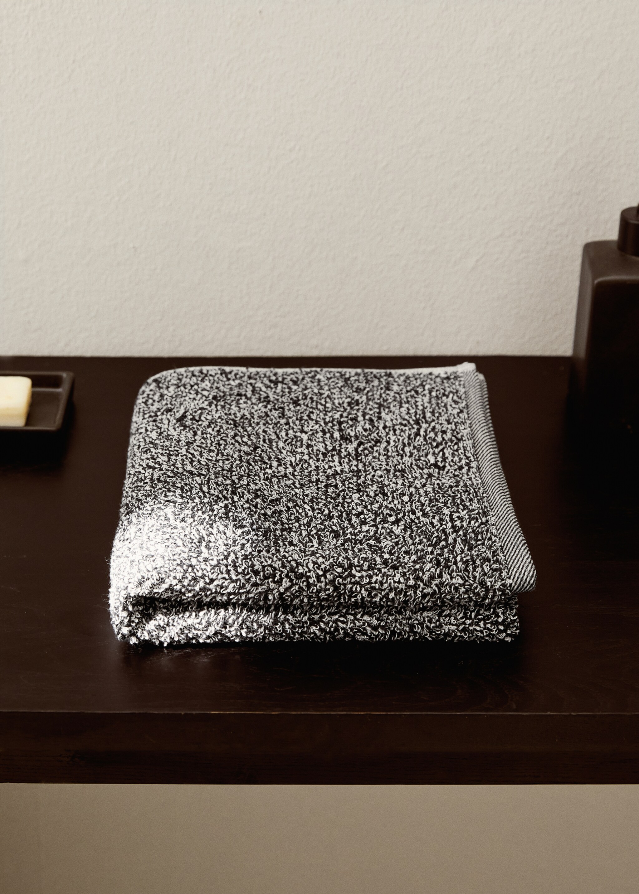 Cotton-blend two-tone washbasin towel - General plane, Black. Ref: 17021594-00.