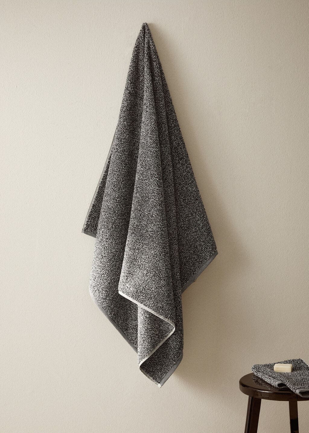 Cotton-blend two-tone bath towel