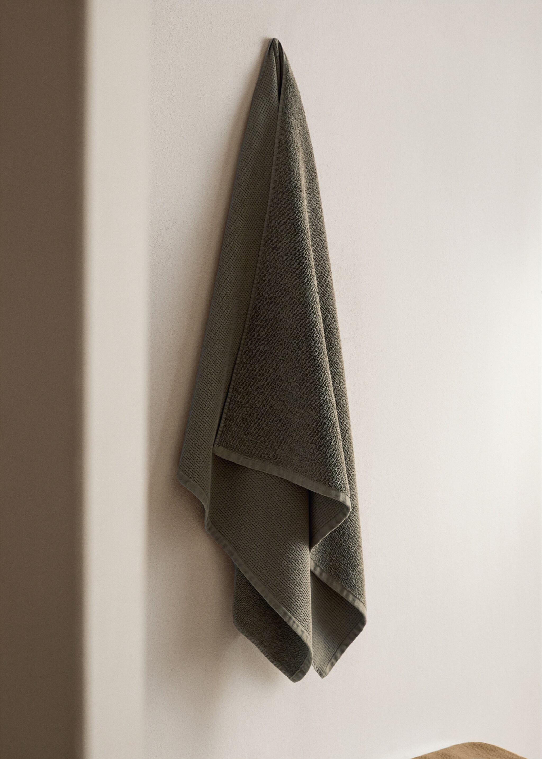 Reversible cotton bath towel - General plane, Olive Green. Ref: 17021601-00.