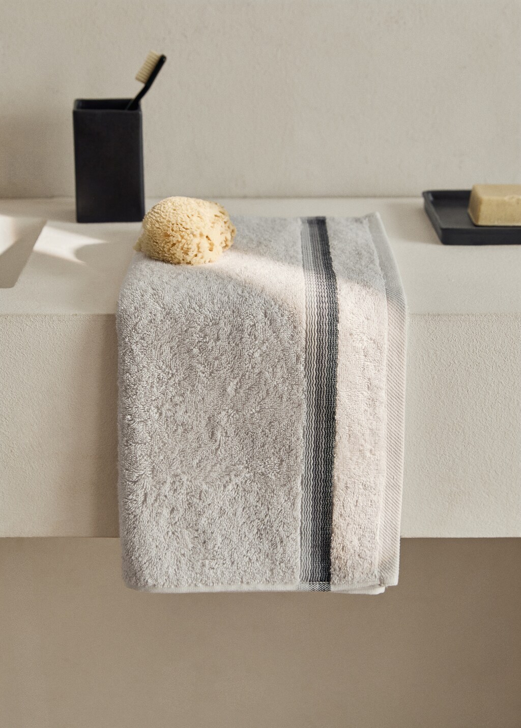 Washbasin towel with striped trim
