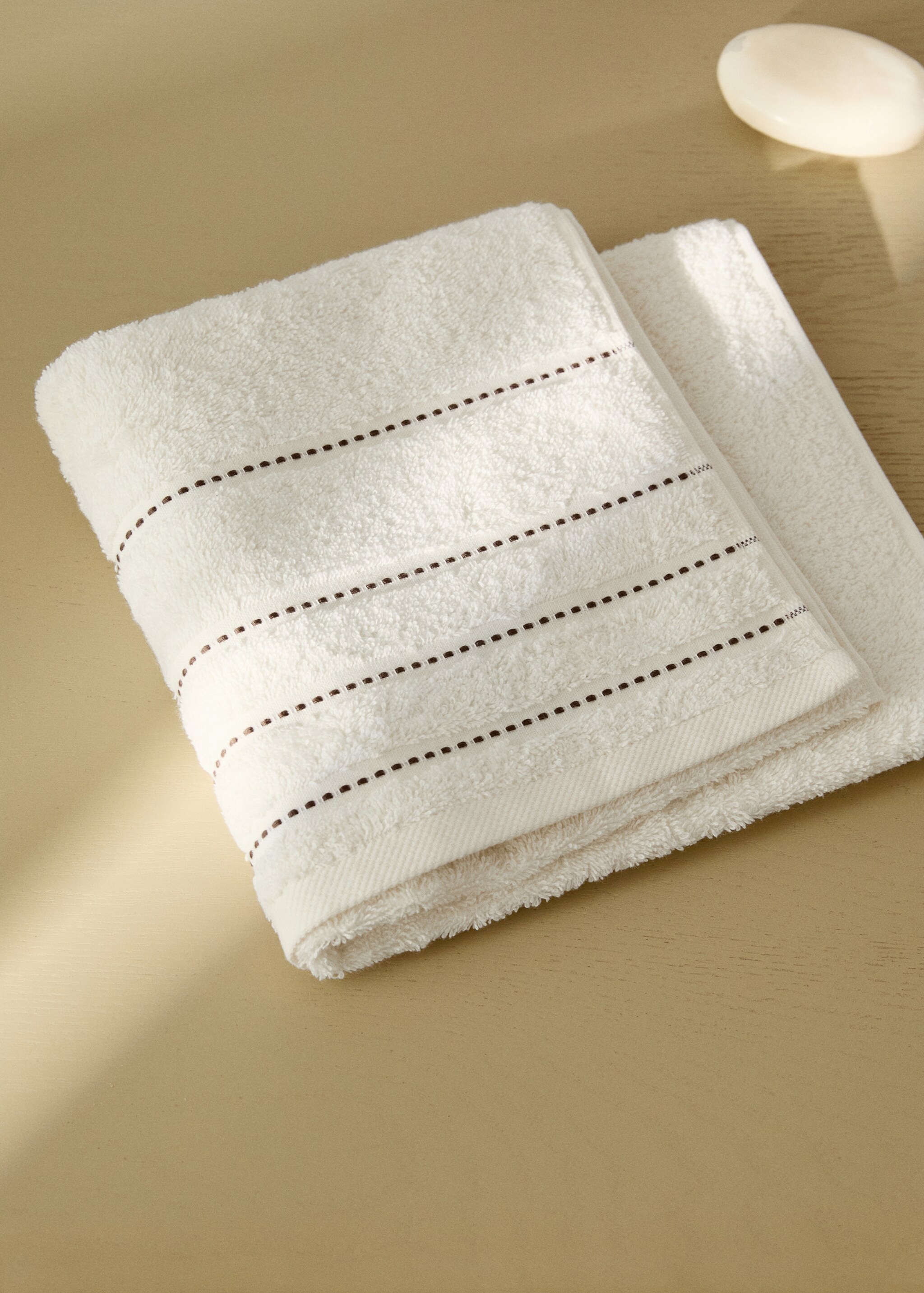 Katoenen handdoek met stippelborduursel - Overzichtstekening, Gebroken wit. Ref: 17021606-00.