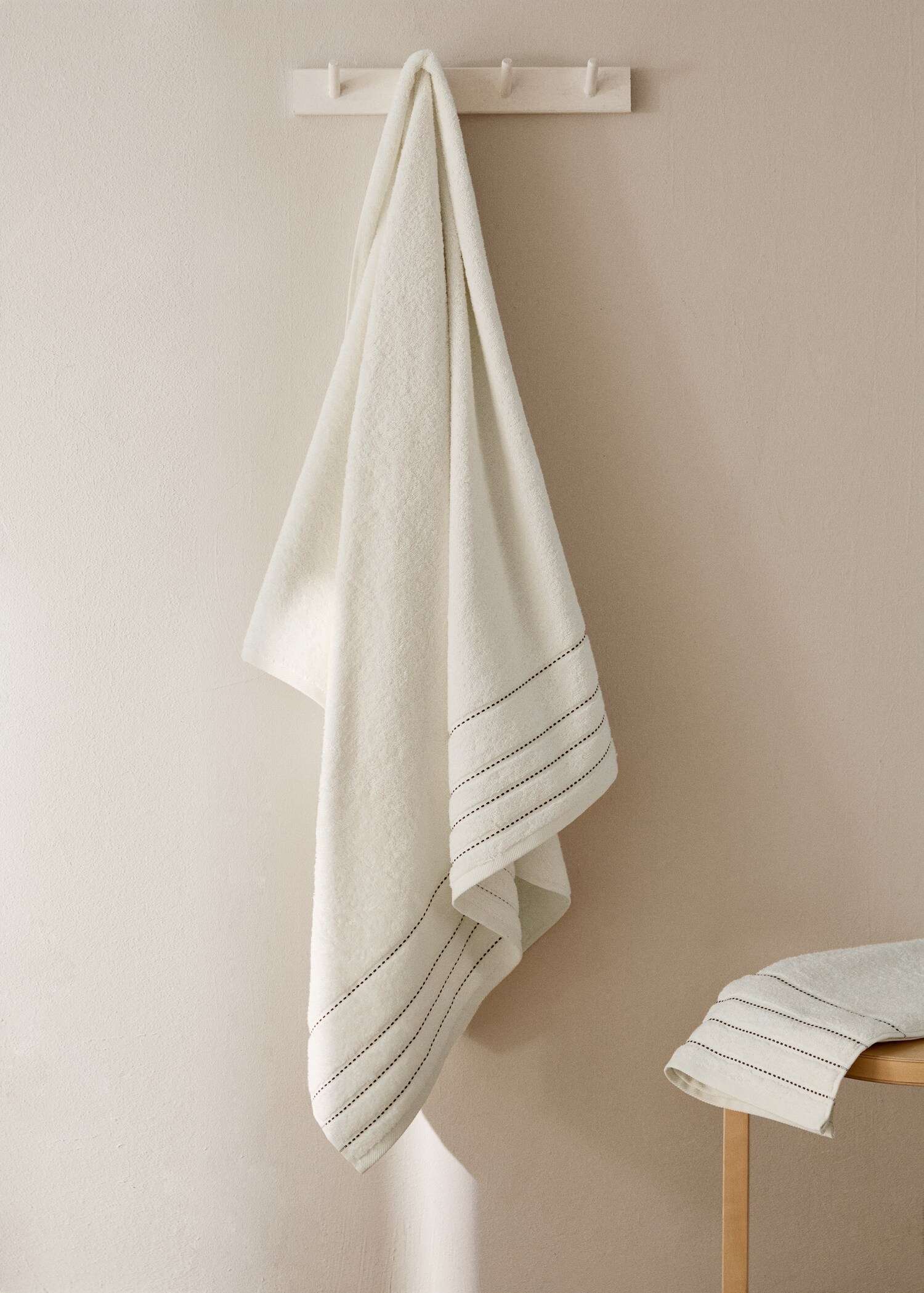 Cotton bath towel with embroidered dots - General plane