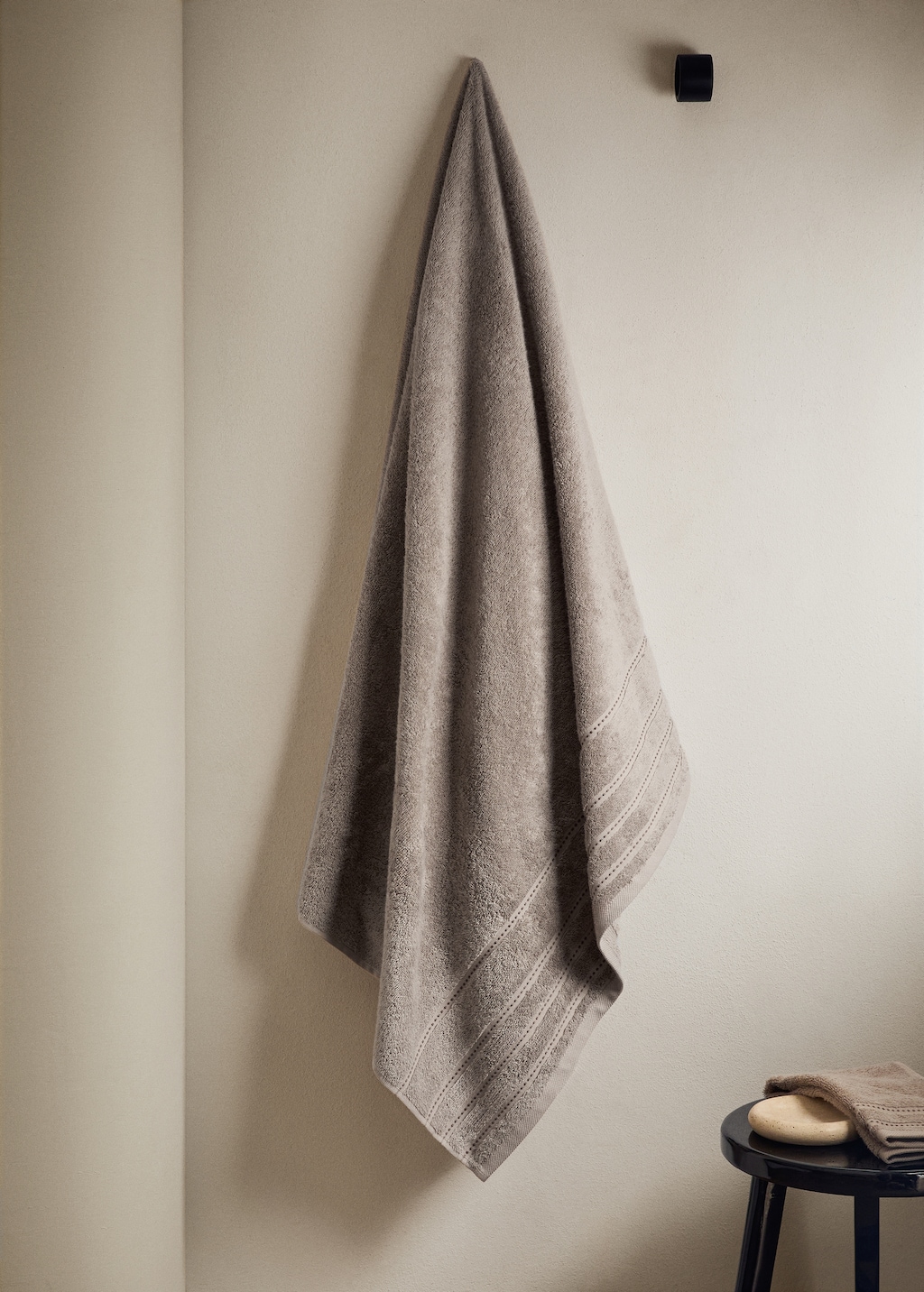 Cotton bath towel with embroidered dots