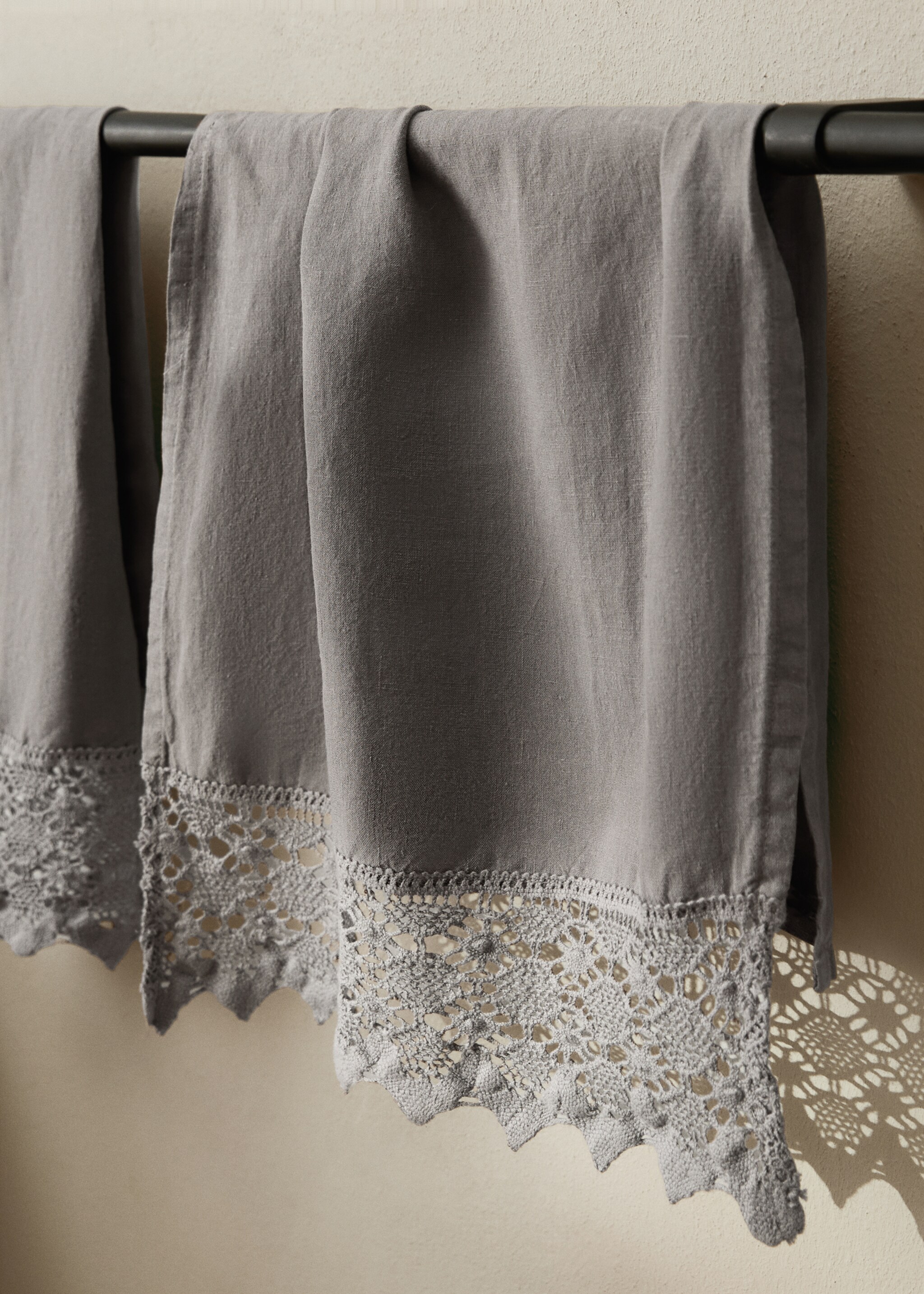 Serviette lin finition dentelle - Plan général, Gris. Ref: 17021608-00.