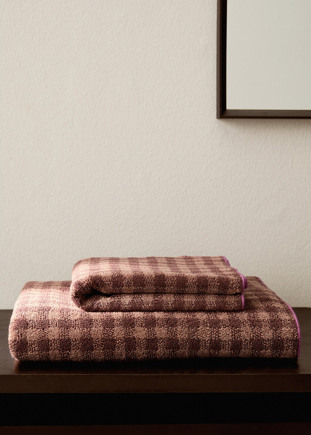 Cotton check-print washbasin towel with overlock stitching