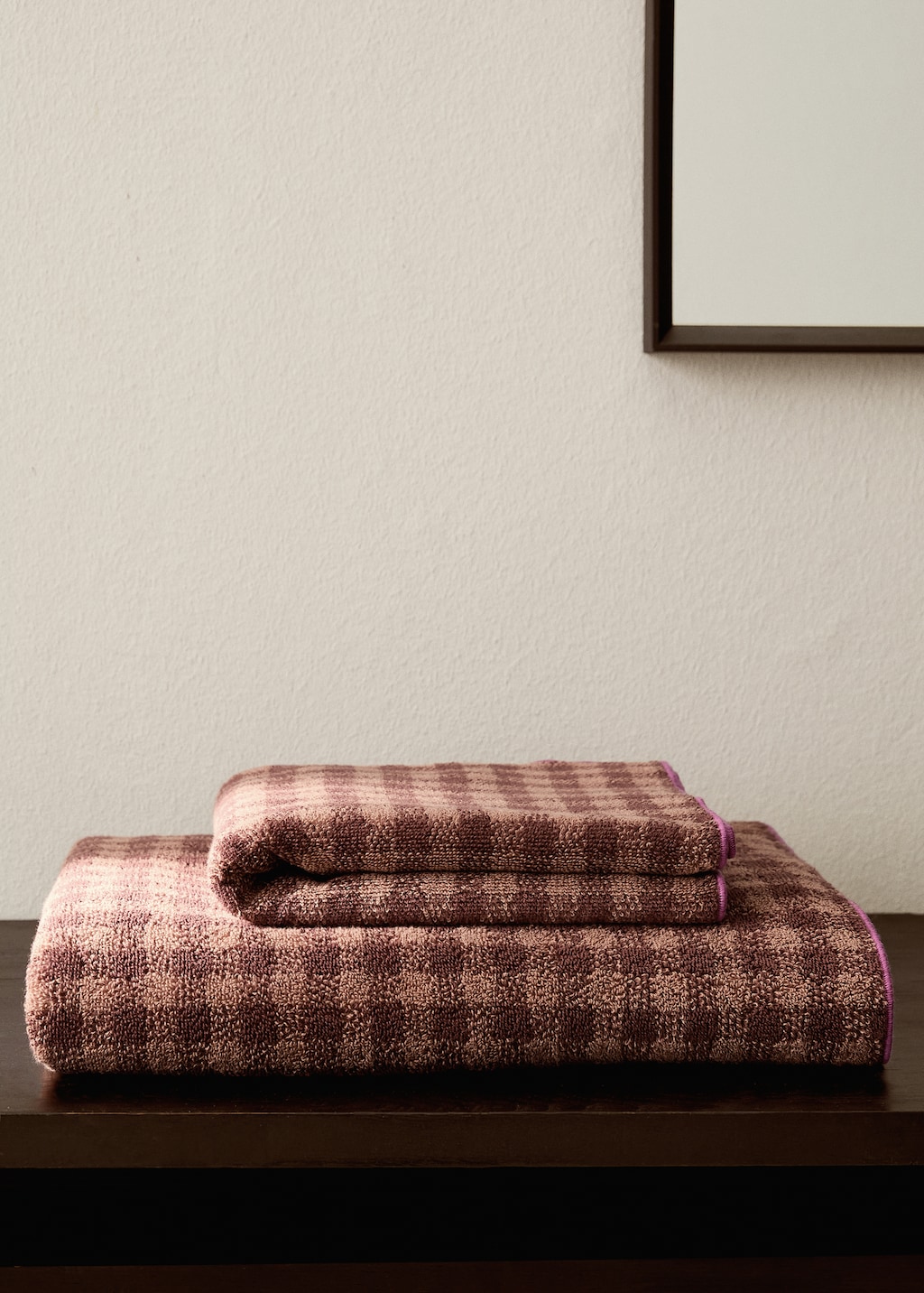 Cotton check-print washbasin towel with overlock stitching