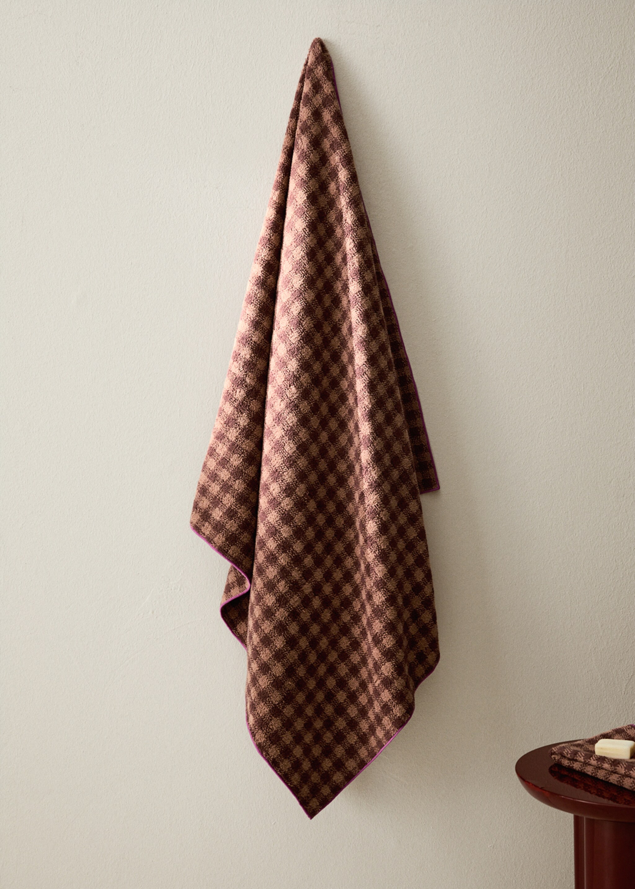 Cotton check-print bath towel with overlock stitching - General plane, Burnt Orange. Ref: 17021616-00.