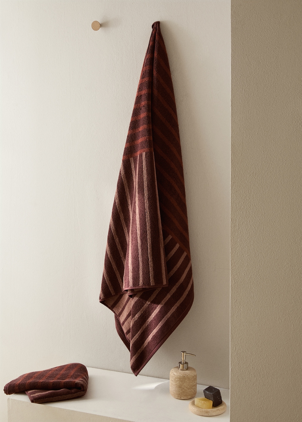 Cotton bath towel with two-tone stripes